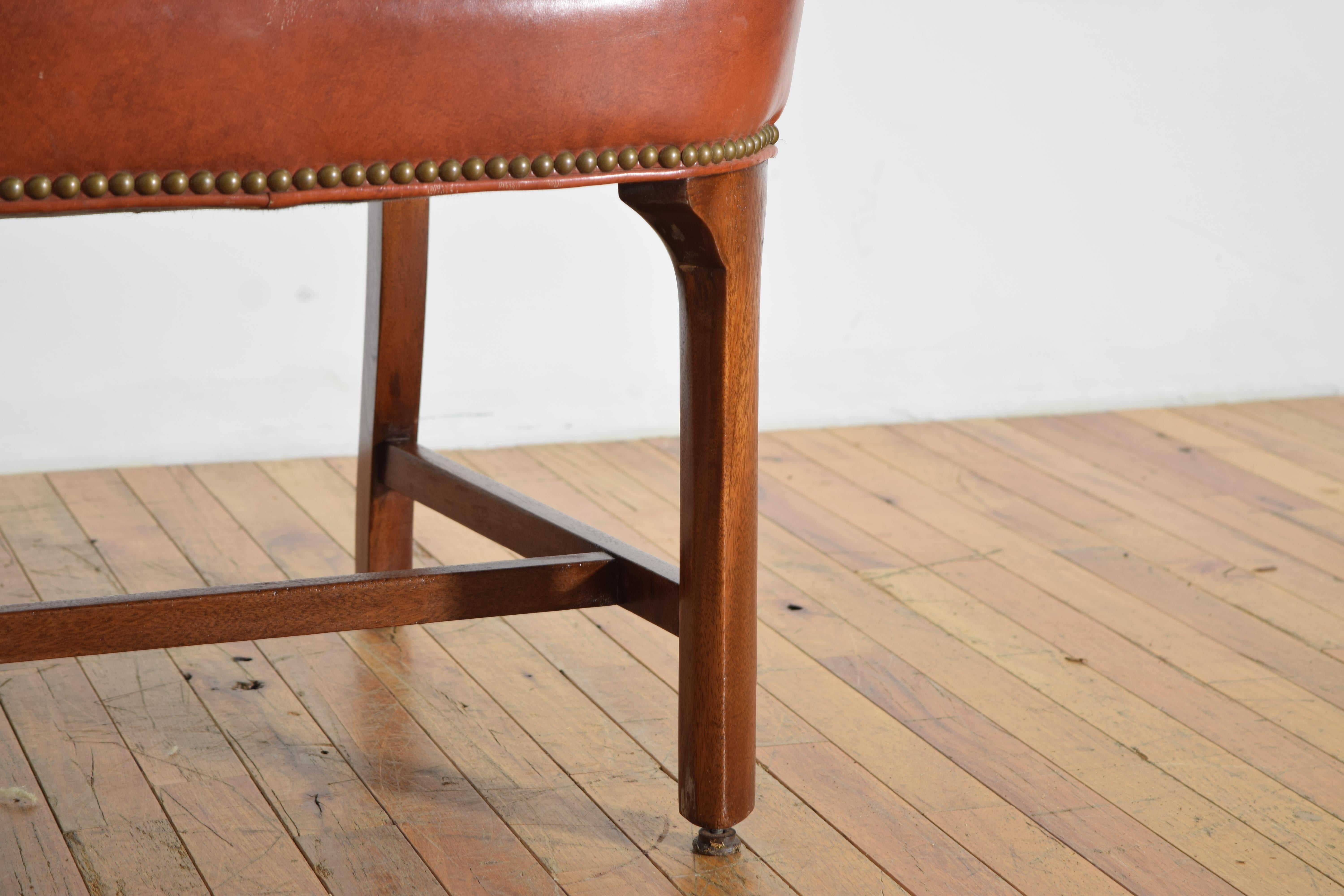 Fauteuil en acajou et en simili-cuir, 3e quart du 20e siècle en vente 2