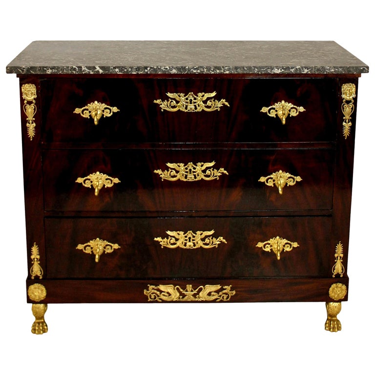 Commode Premier Empire en acajou et bronze doré En vente sur 1stDibs