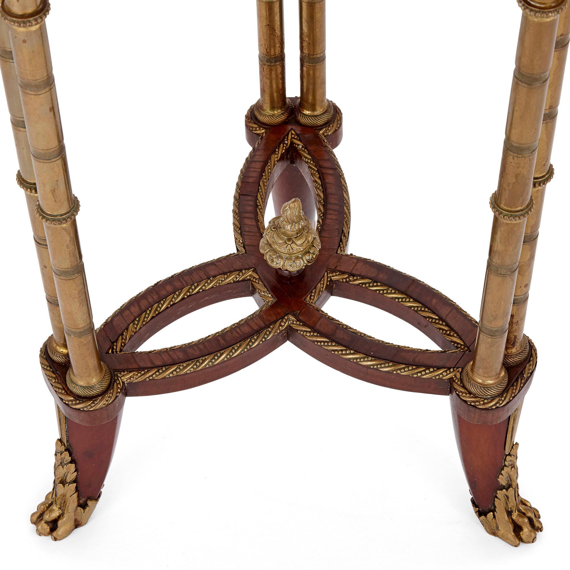 Beistelltisch aus Mahagoni und vergoldeter Bronze in der Art von Weisweiler (Louis XVI.) im Angebot