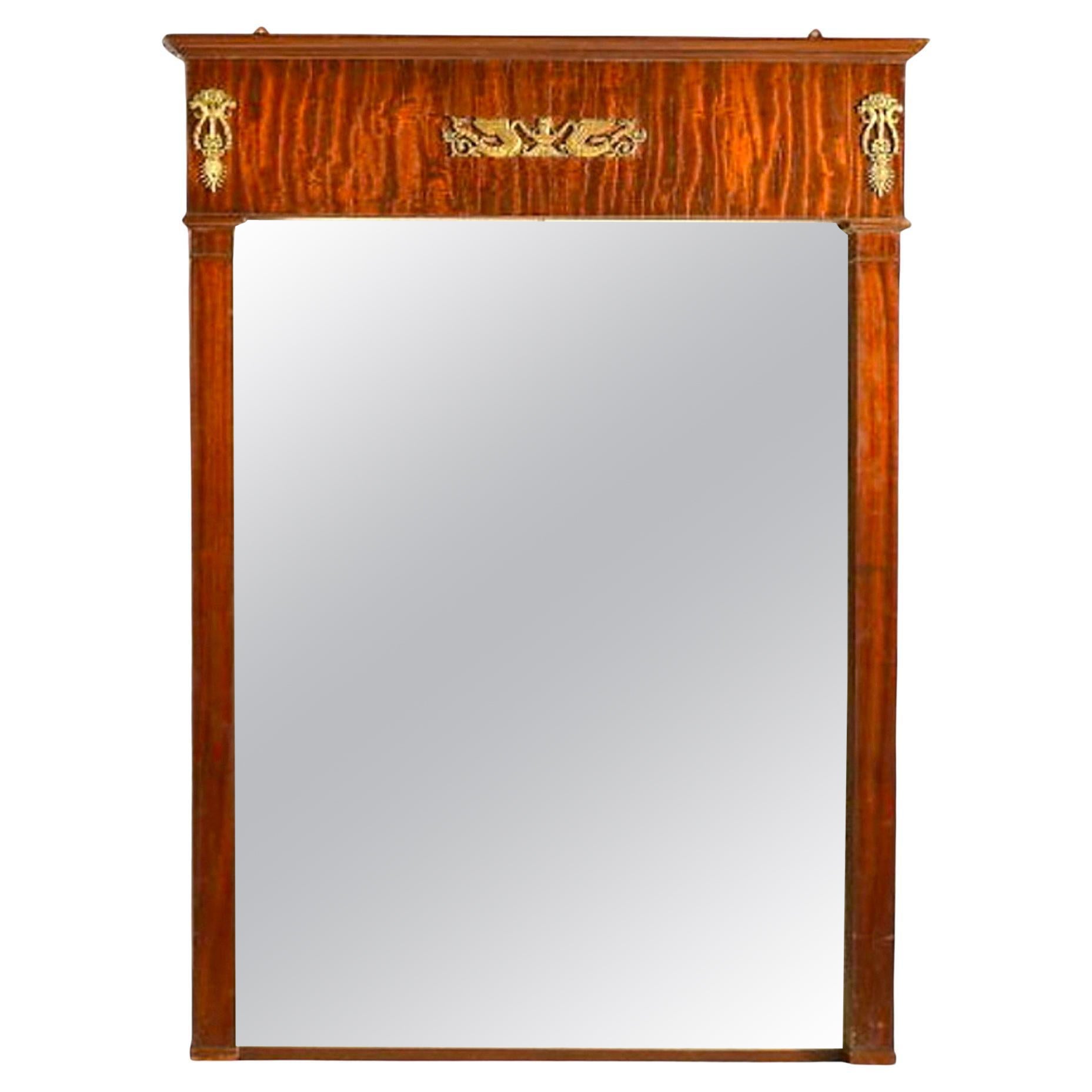 Grand miroir mural en acajou et métal doré de style Empire