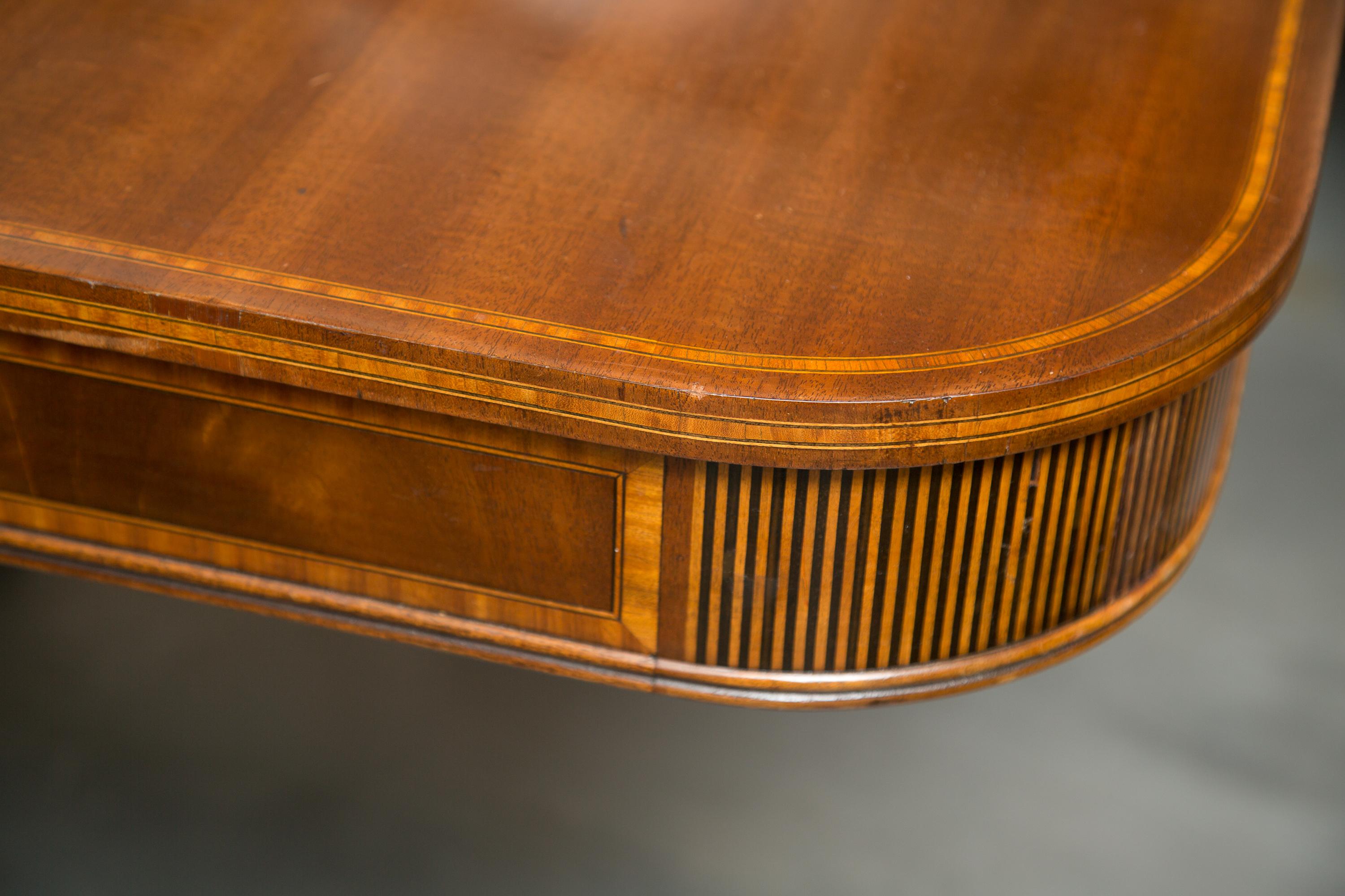Mahogany and Inlaid Dining Room Table In Good Condition In WEST PALM BEACH, FL