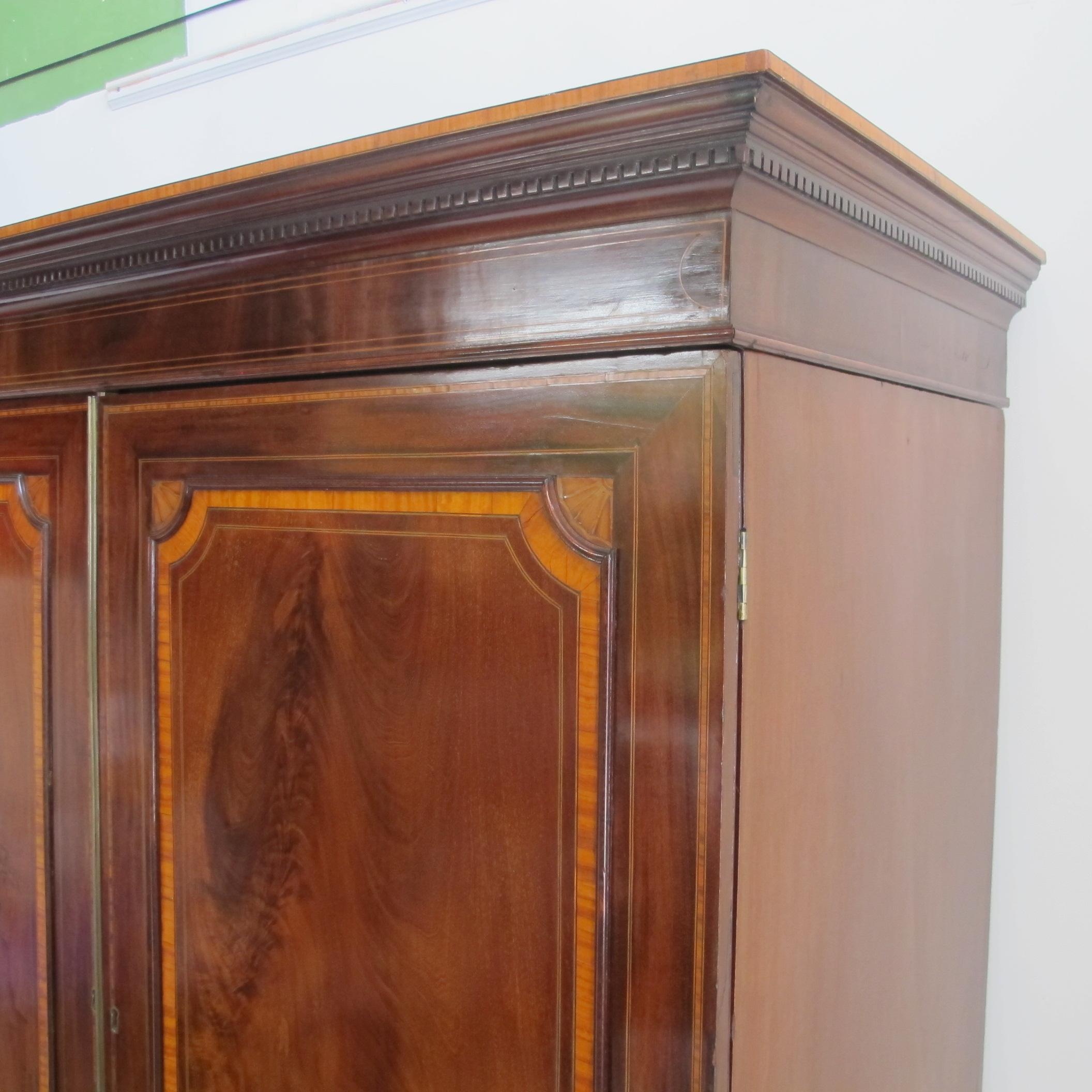 Mahogany and Inlaid Satinwood Linen Press Cabinet, English, Mid-19th Century (Mahagoni)