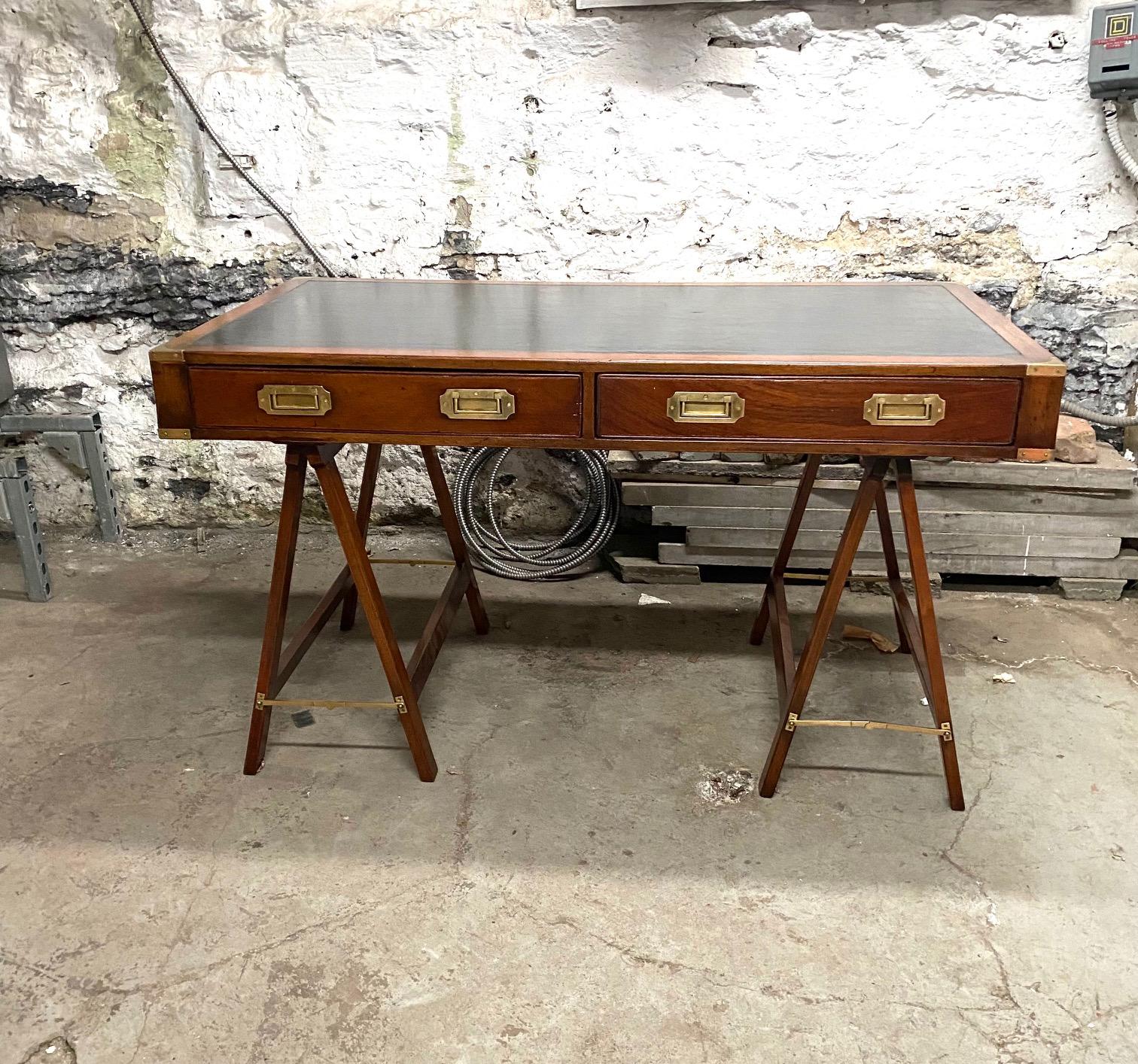 Mahogany and Leather English Campaign Desk Resting on Stretcher Base In Good Condition For Sale In Montreal, QC