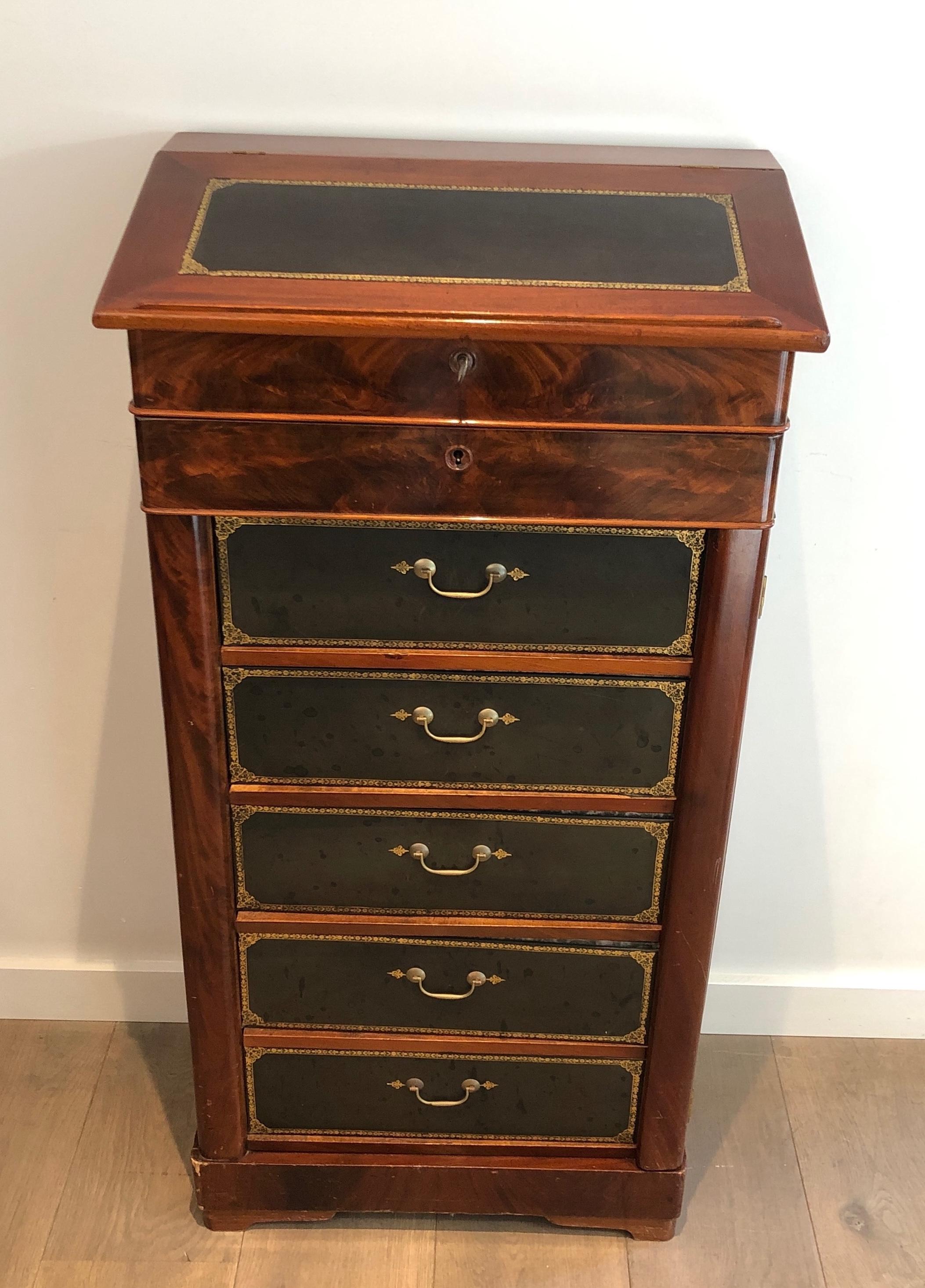 Este bonito mueble notarial está hecho de caoba y cuero. Se trata de un raro e interesante secretaire con cajones de cuero. Se trata de una obra francesa. Época de Louis Philippe