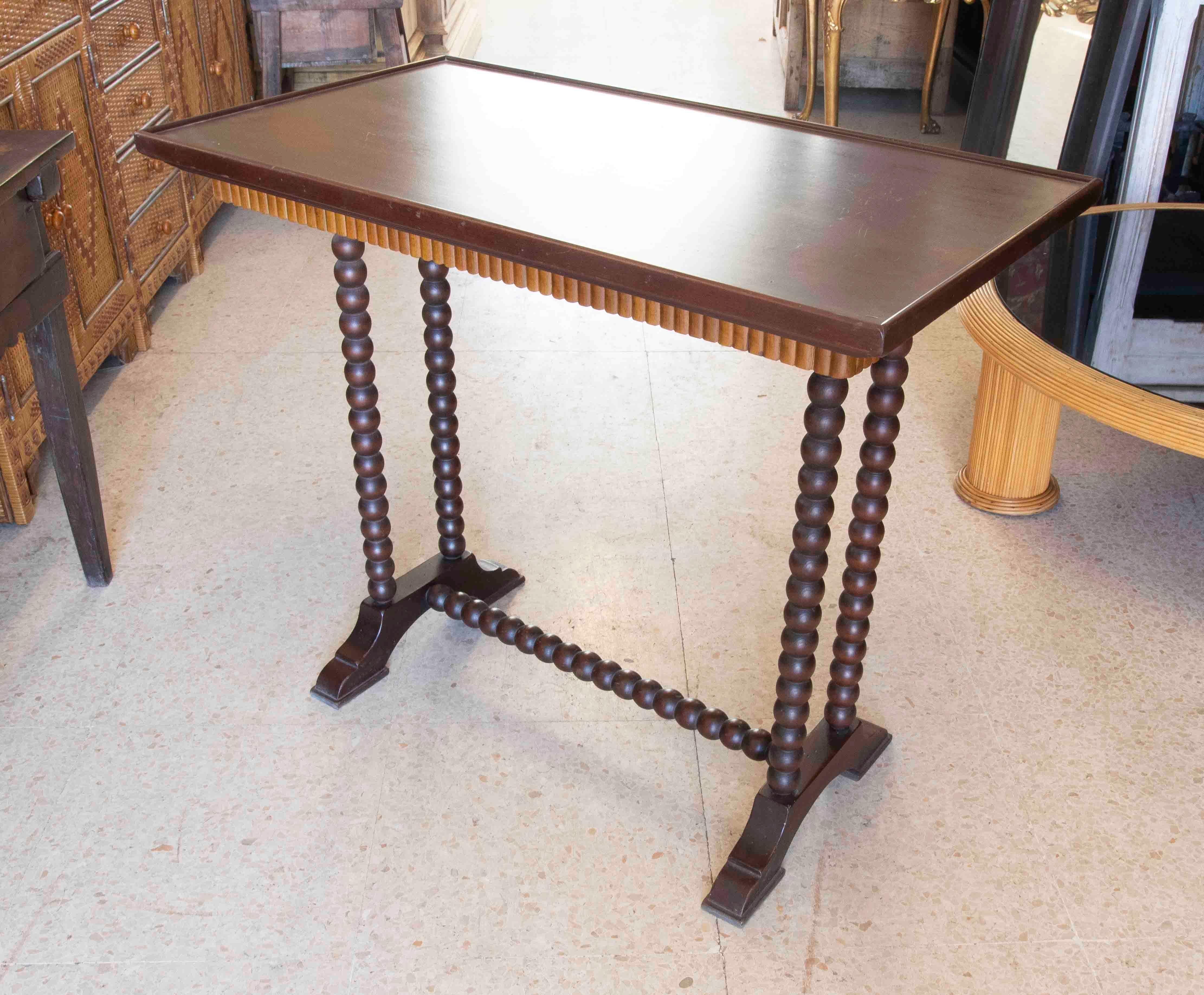 Mahogany and Lemongrass Serving Table with Turned Legs  In Good Condition For Sale In Marbella, ES
