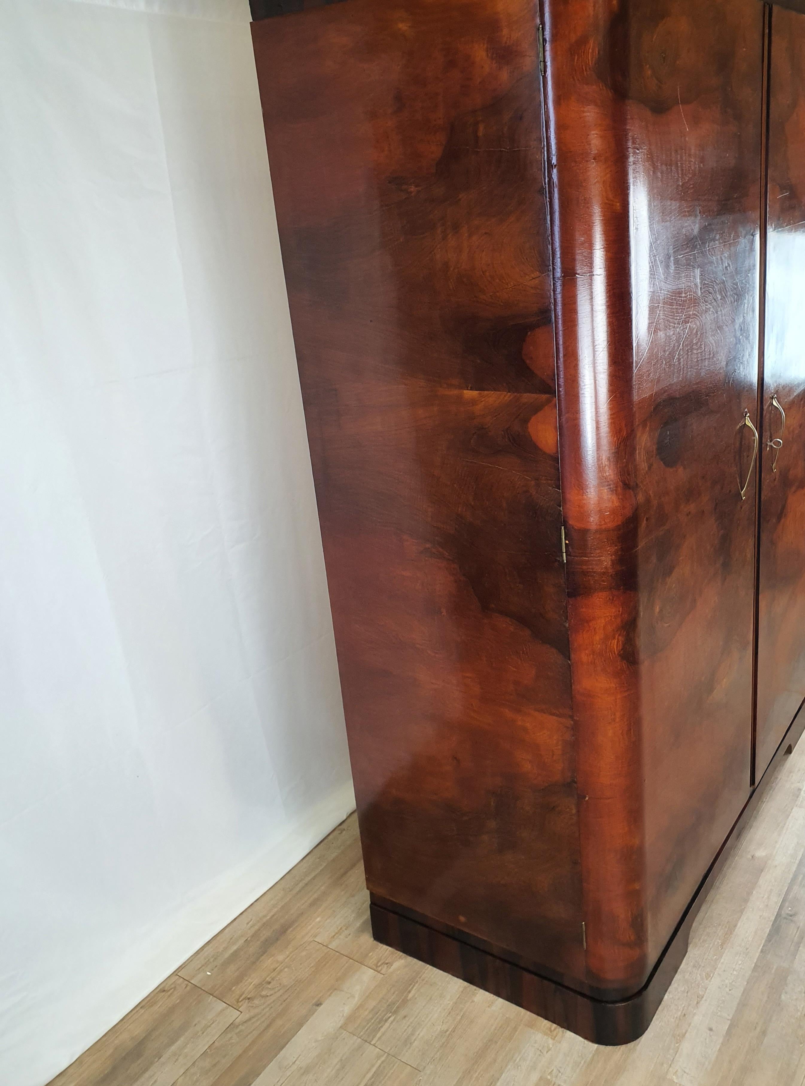 Spectacular wardrobe with two doors from the Decò era, Italian production from the early 1950s.

The piece of furniture has particular briar finishes on the base and on the upper top, double brass handle probably replaced in past years and two