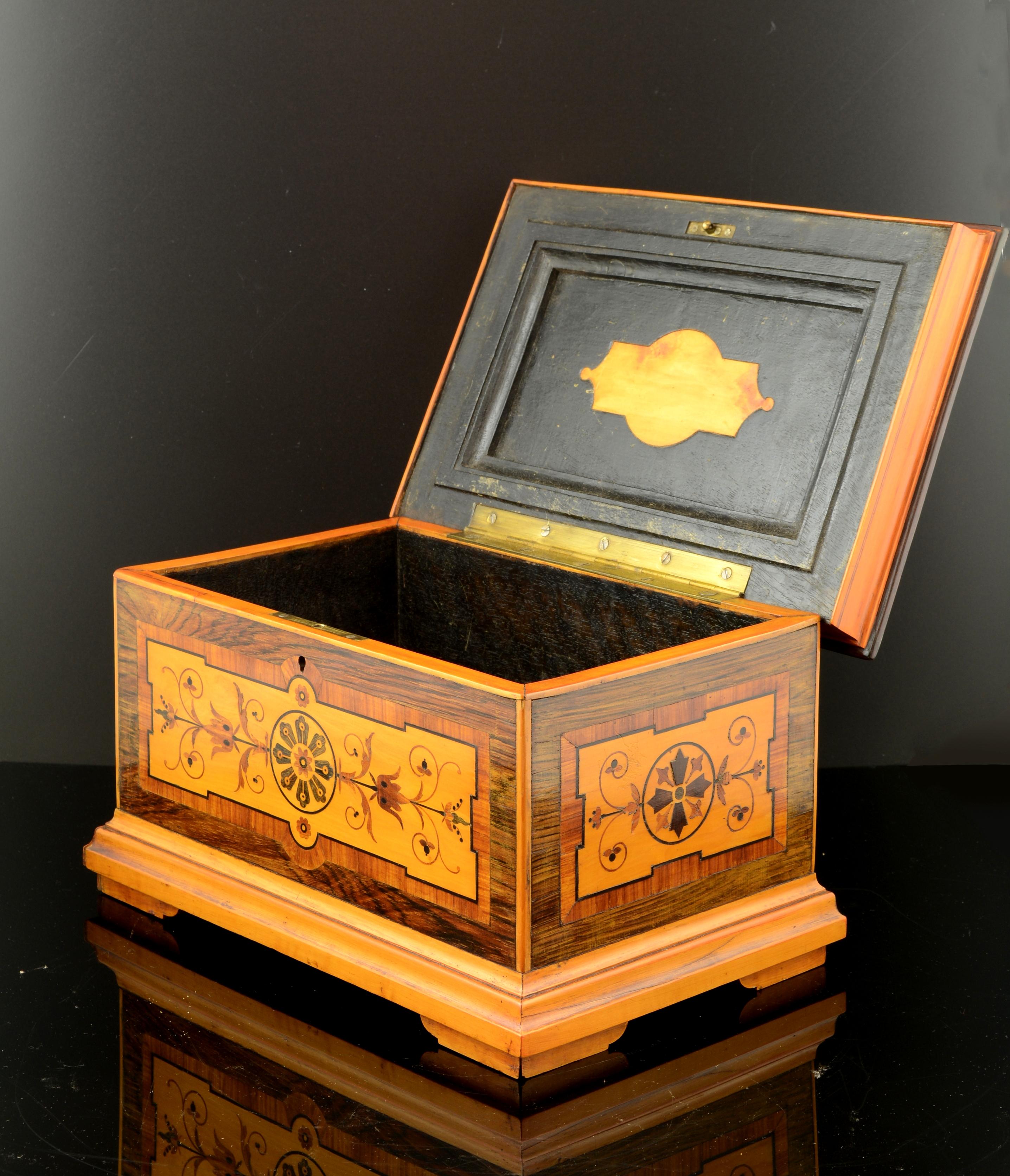 Box with marquetry decorations. Lemongrass, rosewood, palorosa, mahogany wood. XIX century.
Rectangular box with a flat top made of wood and decorated with a delicate marquetry with lemongrass, rosewood, palorosa and mahogany that has smooth