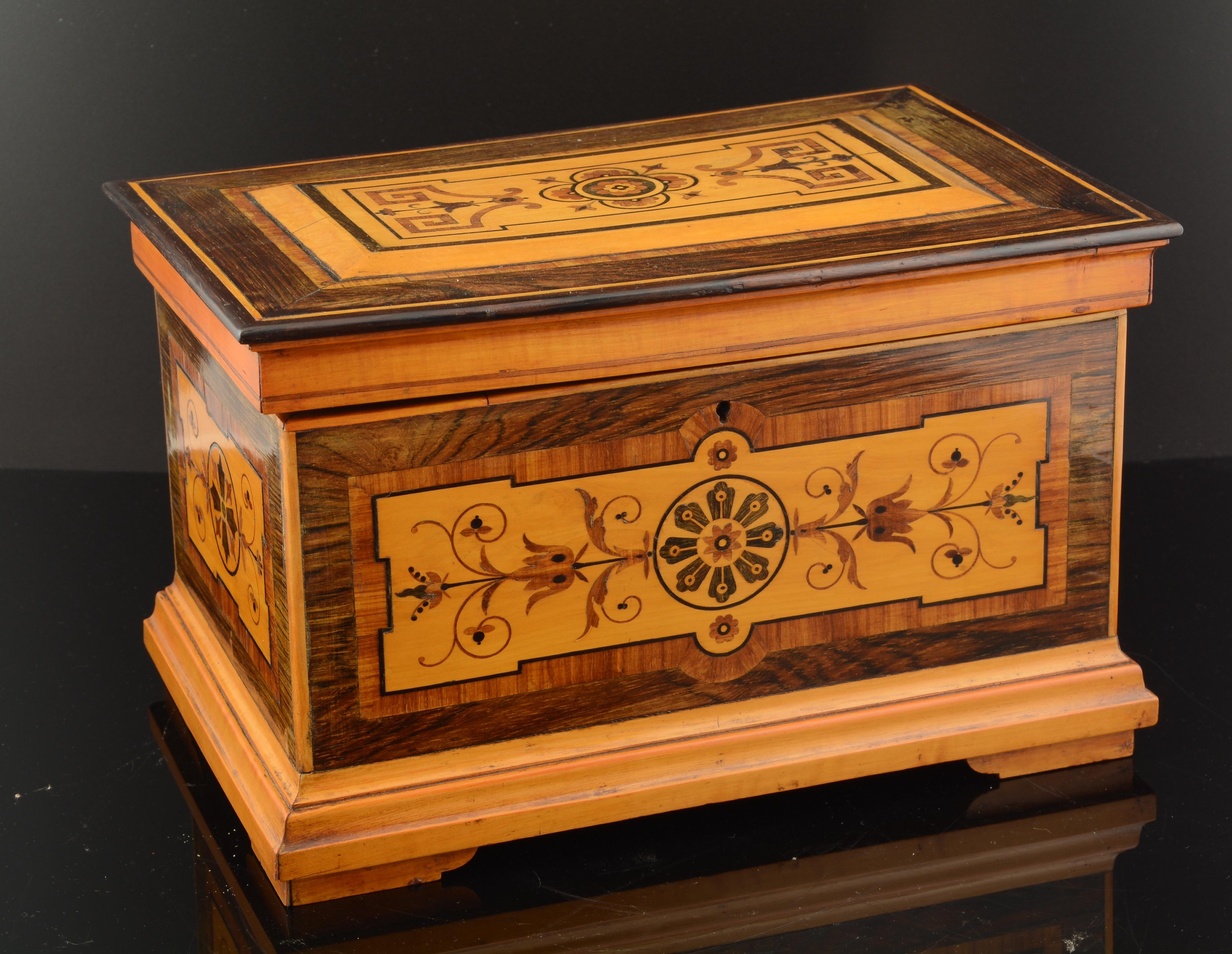 Caja de marquetería, madera de limonero, palo santo, palisandro, caoba. Siglo XIX Neoclásico en venta