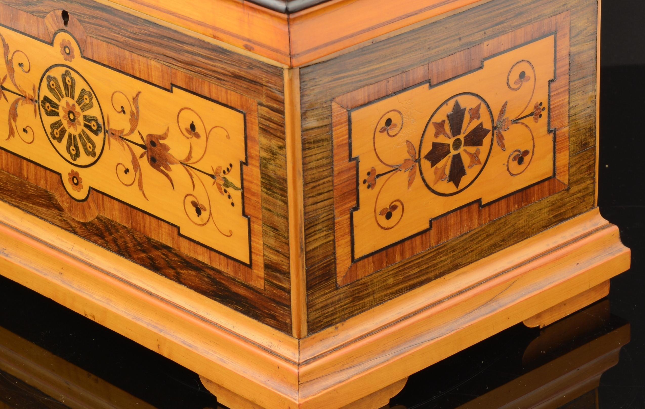 Caja de marquetería, madera de limonero, palo santo, palisandro, caoba. Siglo XIX Marquetería en venta