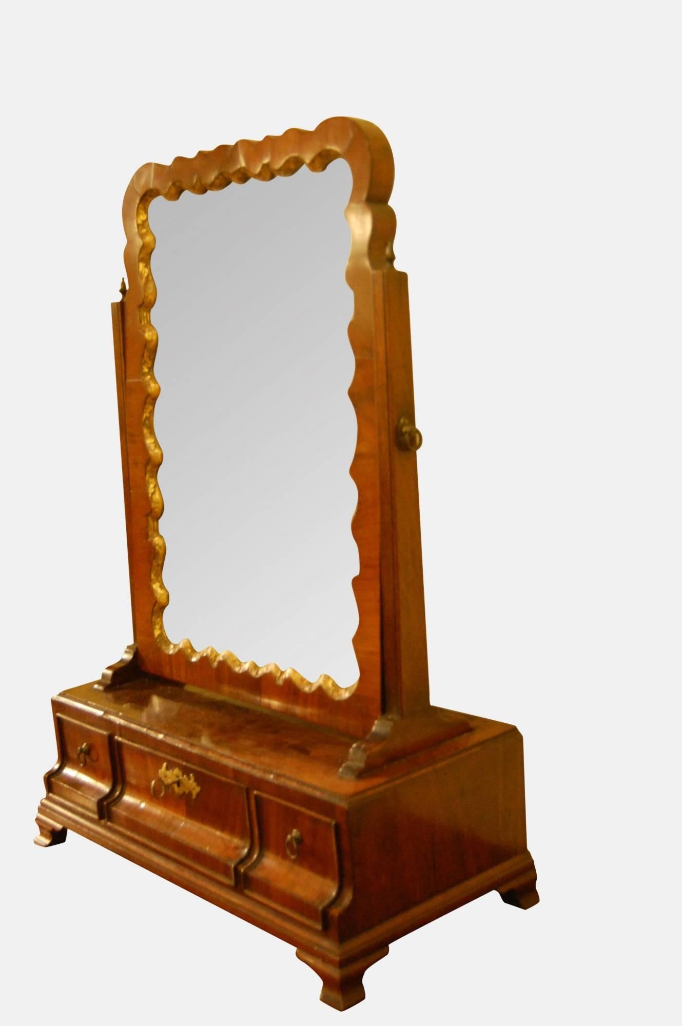 Mahogany and Parcel-Gilt Toilet Glass In Excellent Condition For Sale In Salisbury, GB