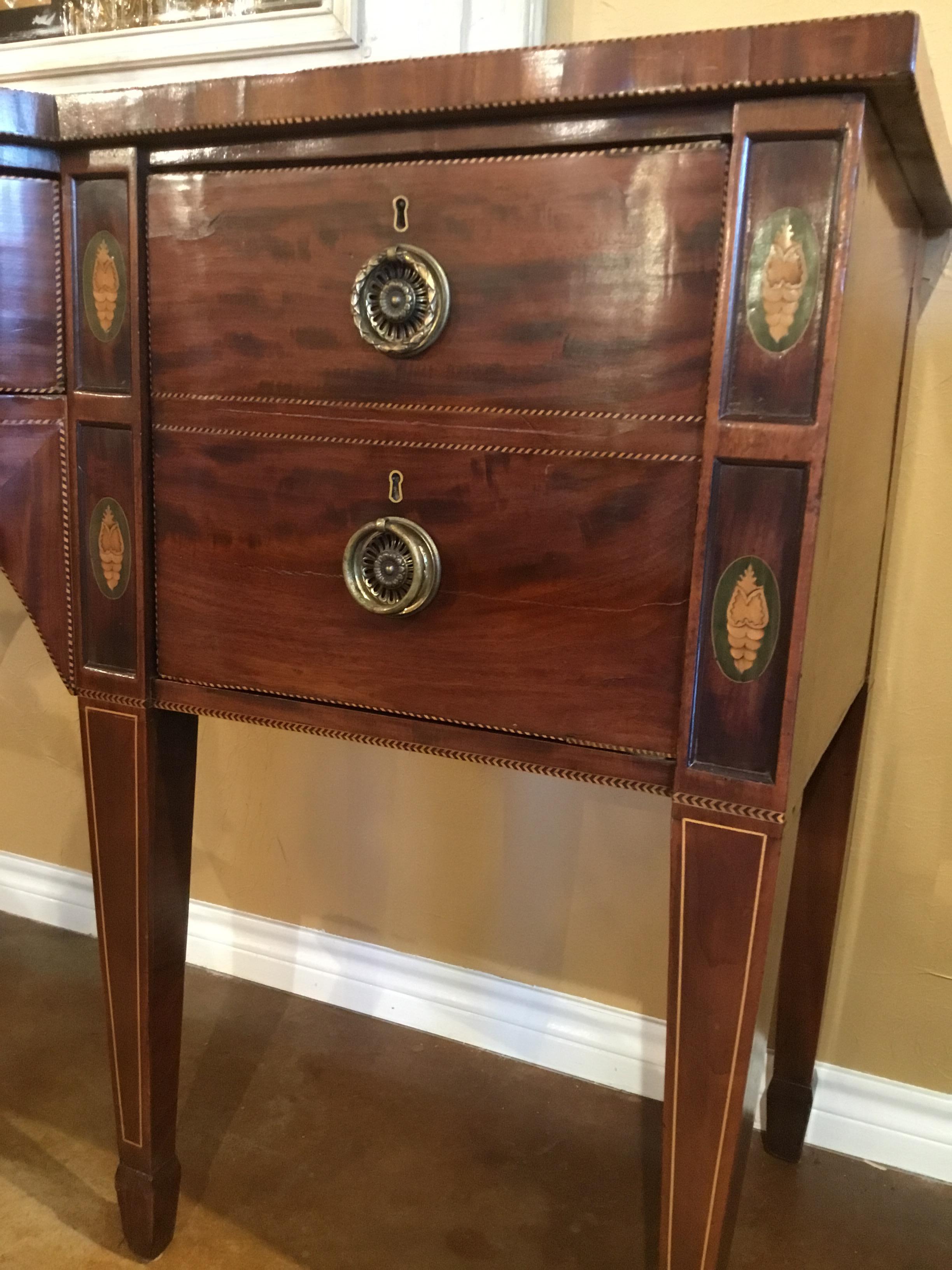 XIXe siècle Buffet/Sideboard en acajou et bois de satin vers 1840 avec incrustation de marqueterie Sheraton en vente