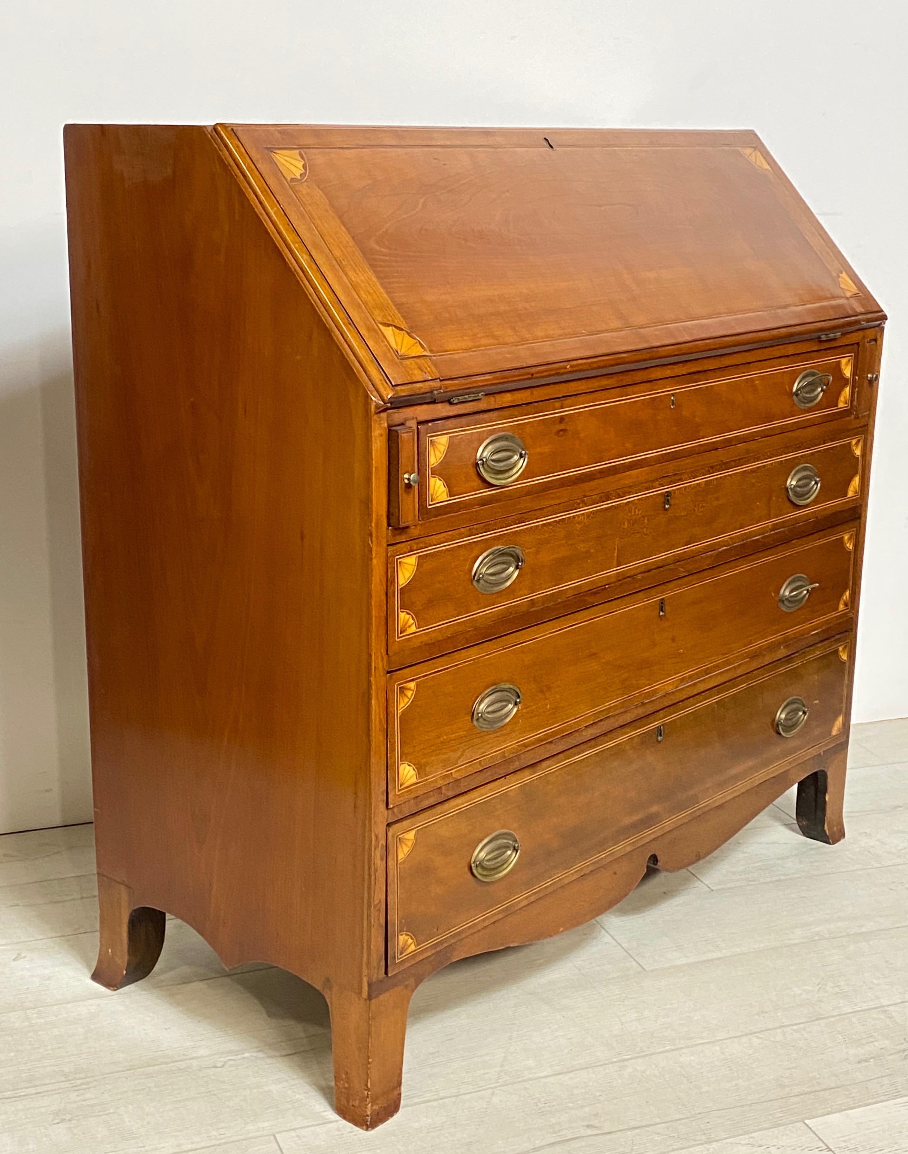 Early 19th century American fall front desk.
Mahogany with satinwood inlay detail. Slant front drops down to reveal fitted interior, and having four drawers below.
Circa 1820.