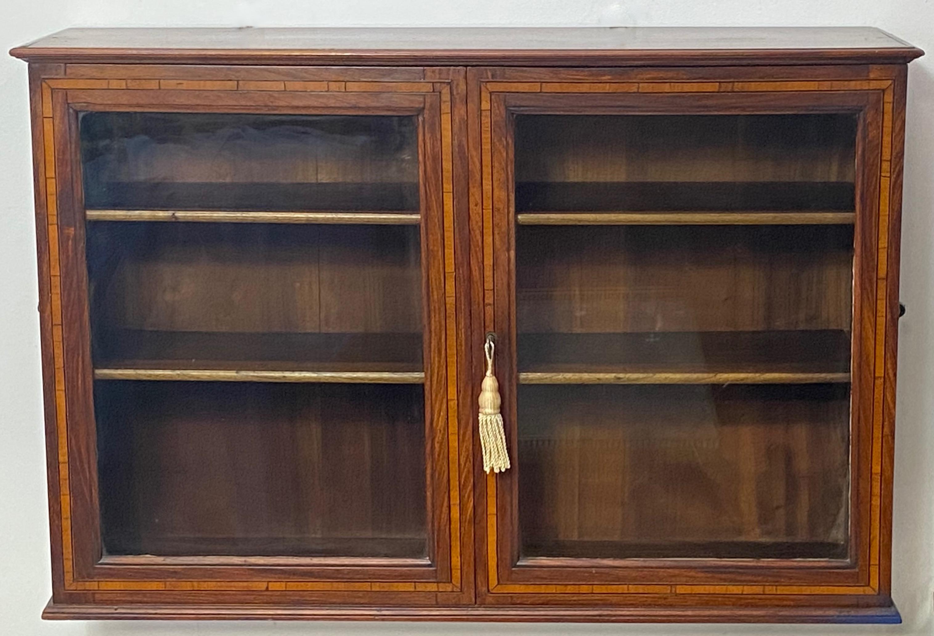 A mahogany with satinwood banding wall cabinet with original adjustable shelves, and original key and hardware.
In excellent antique condition.
England, Georgian / Regency circa 1820.

 
