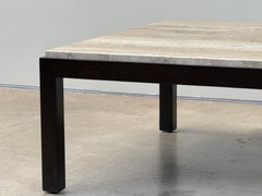 Mesa baja de caoba y travertino de Edward Wormley para Dunbar
