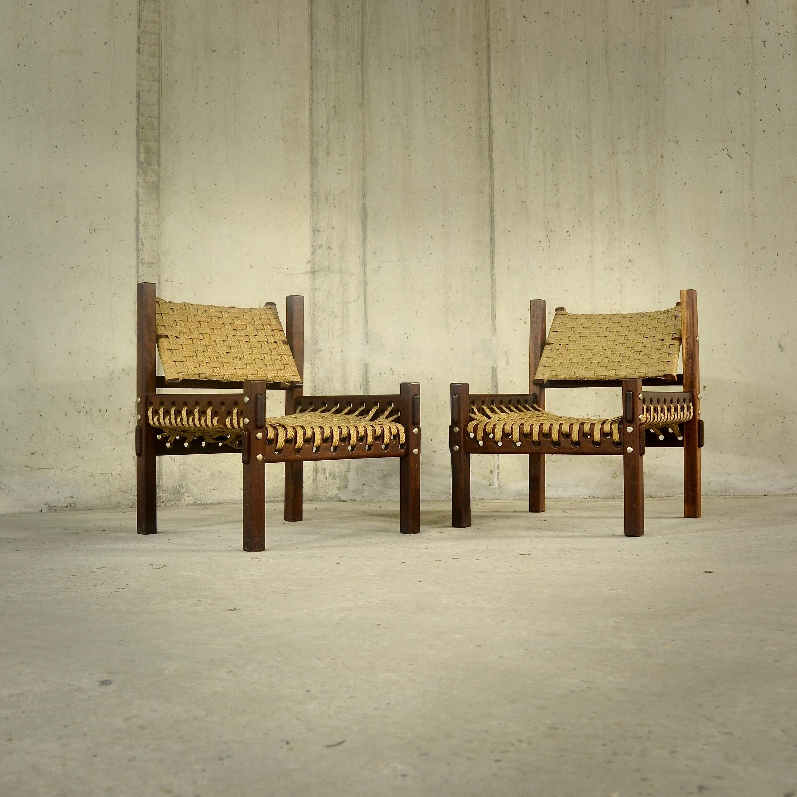 A priori, different influences emanate from the design of these armchairs.

The materials, the use of weaving and the level of finish lead us first to think that these are Scandinavian armchairs, then, looking more closely, the woven palm fiber