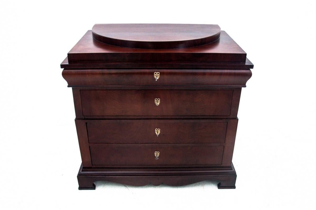 Commode ancienne en acajou datant d'environ 1890.

Meubles en très bon état, après une rénovation professionnelle.

Dimensions : hauteur 102 cm / largeur 110 cm / profondeur 61 cm