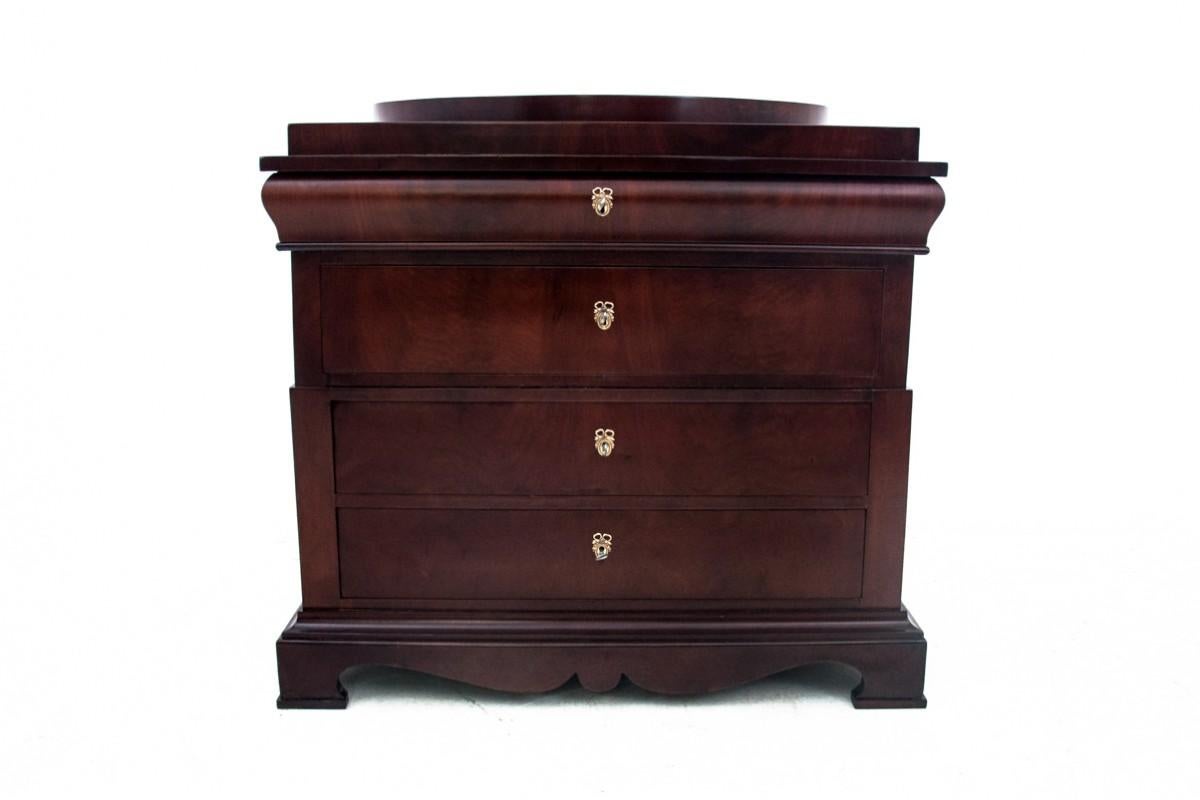 Biedermeier Mahogany antique chest of drawers, Northern Europe, late 19th century.  For Sale