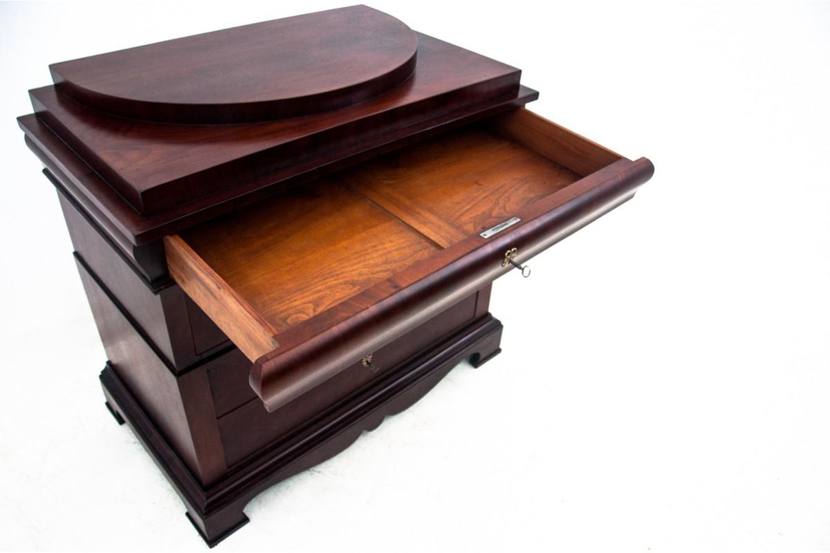 Fin du XIXe siècle Commode ancienne en acajou, Europe du Nord, fin du XIXe siècle. en vente