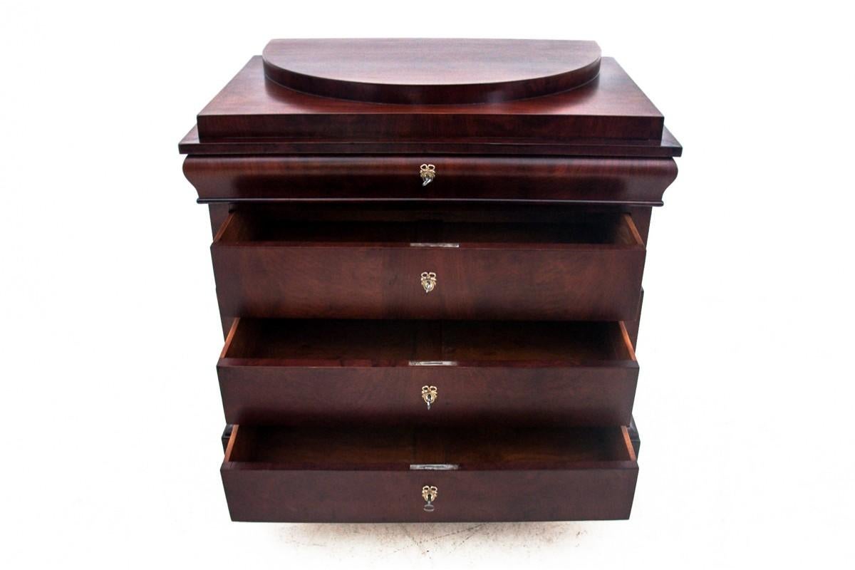 Mahogany antique chest of drawers, Northern Europe, late 19th century.  For Sale 1