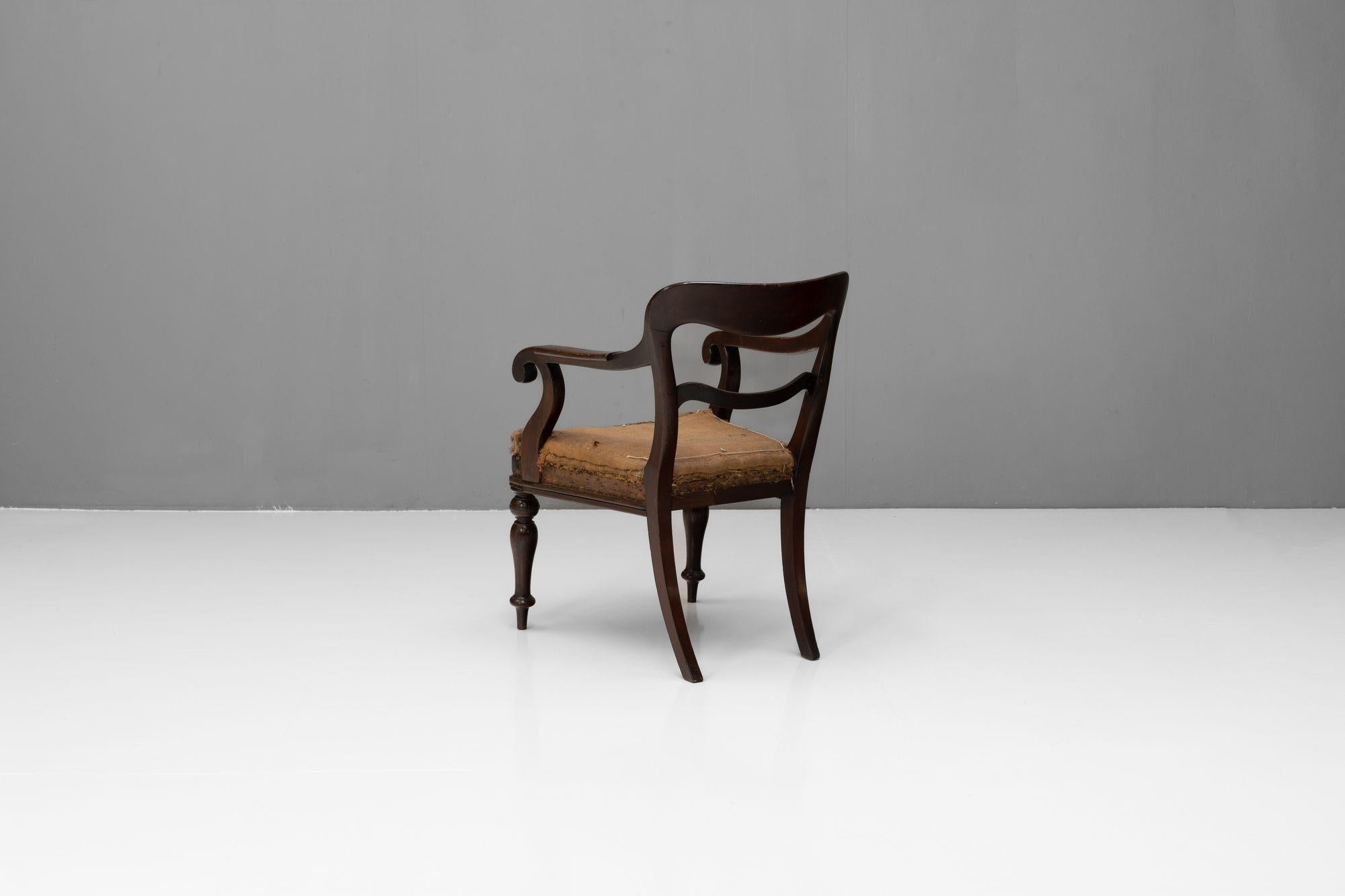 Mahogany carver chair with turned legs. U.K circa 1870.

H 85cm SH (46cm) x W 58cm x D 67cm