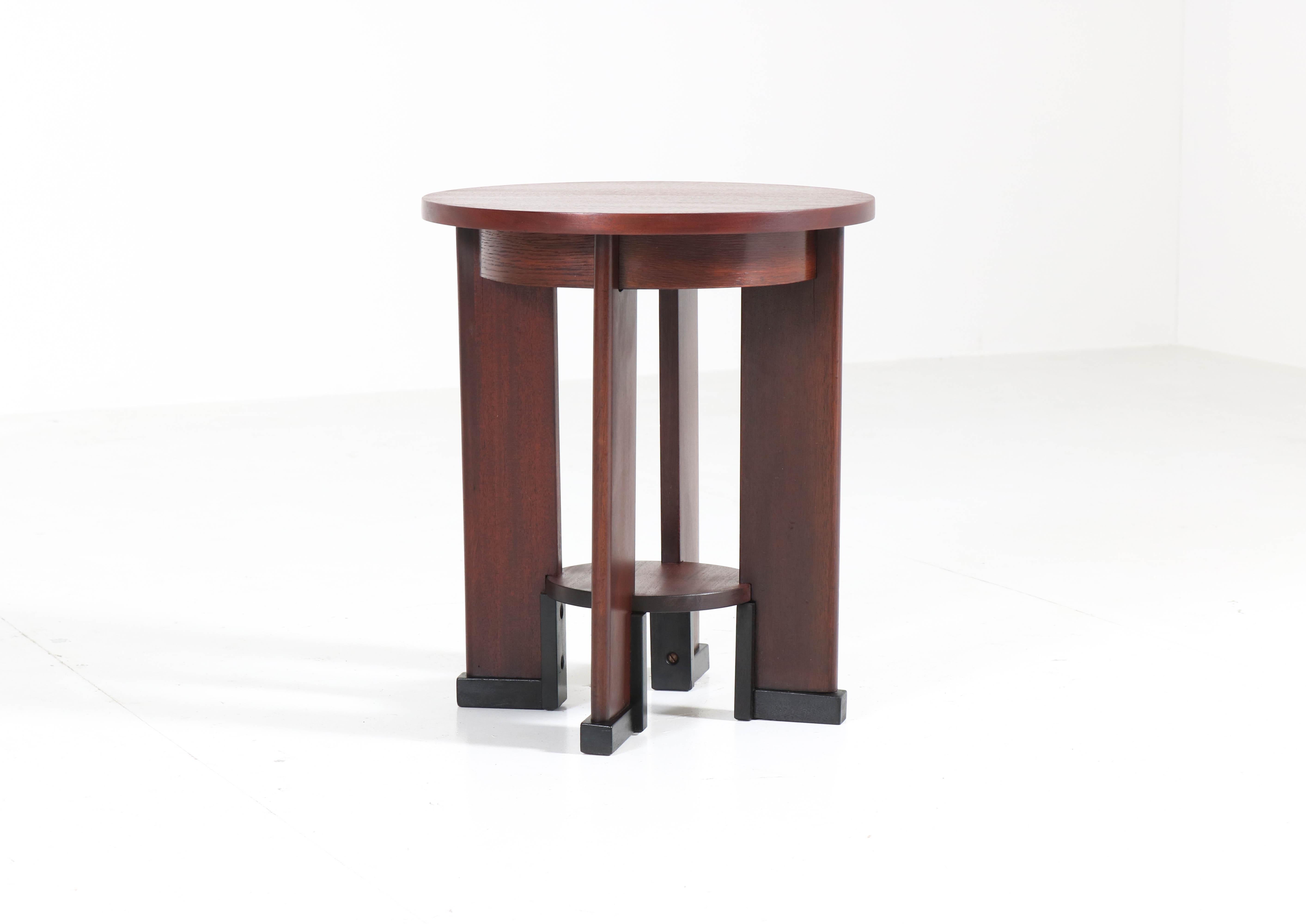 Wonderful and rare Art Deco Amsterdam School side table.
Design by J.J. Zijfers Amsterdam.
Striking Dutch design from the 1920s.
Solid mahogany with original black lacquered lining.
In very good original condition with minor wear consistent with