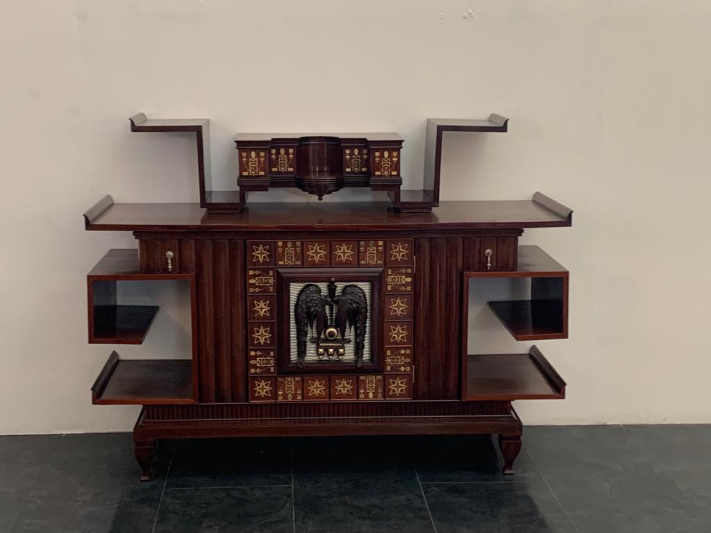 Prestigious Sideboard of Milanese furniture from the 1900s attributable to the Milanese circle of the early 1900s. Probably executed for important clients. Made of mahogany wood, the lines lead back to the chinoiserie, the foot is of Classic taste.