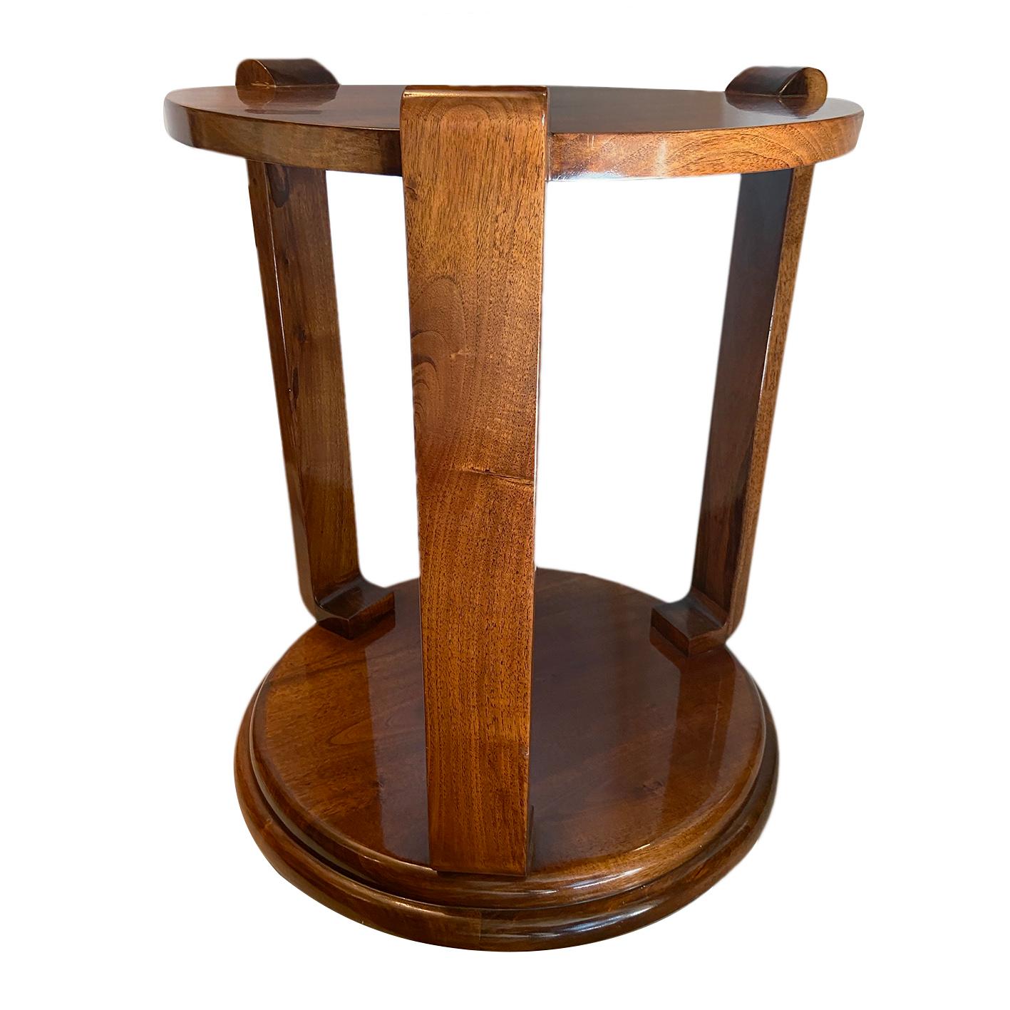 A French circa 1950s Art Deco style side table.

Measurements:
Diameter 21.5