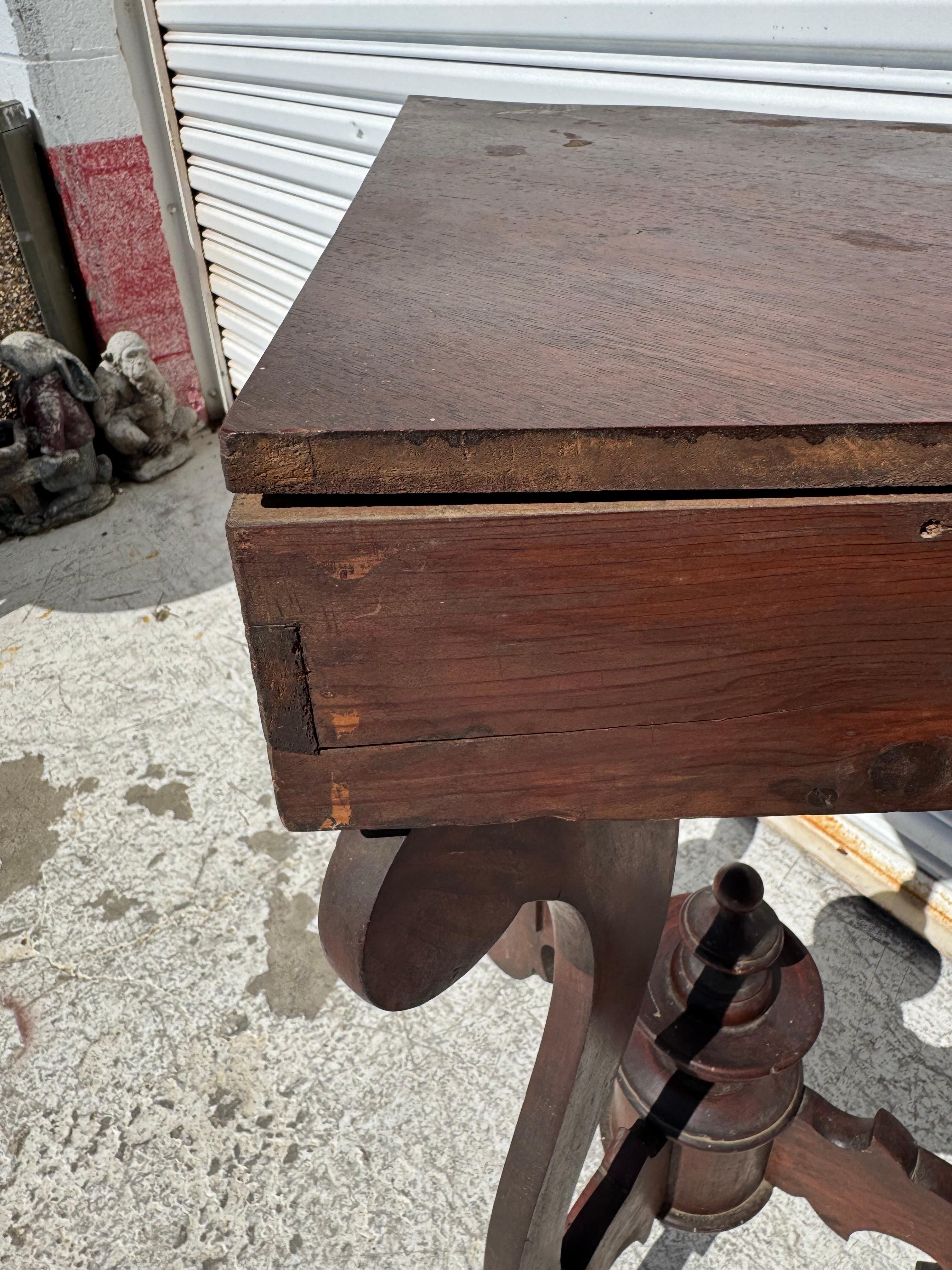 Américain Table d'angle Art Nouveau en acajou en vente