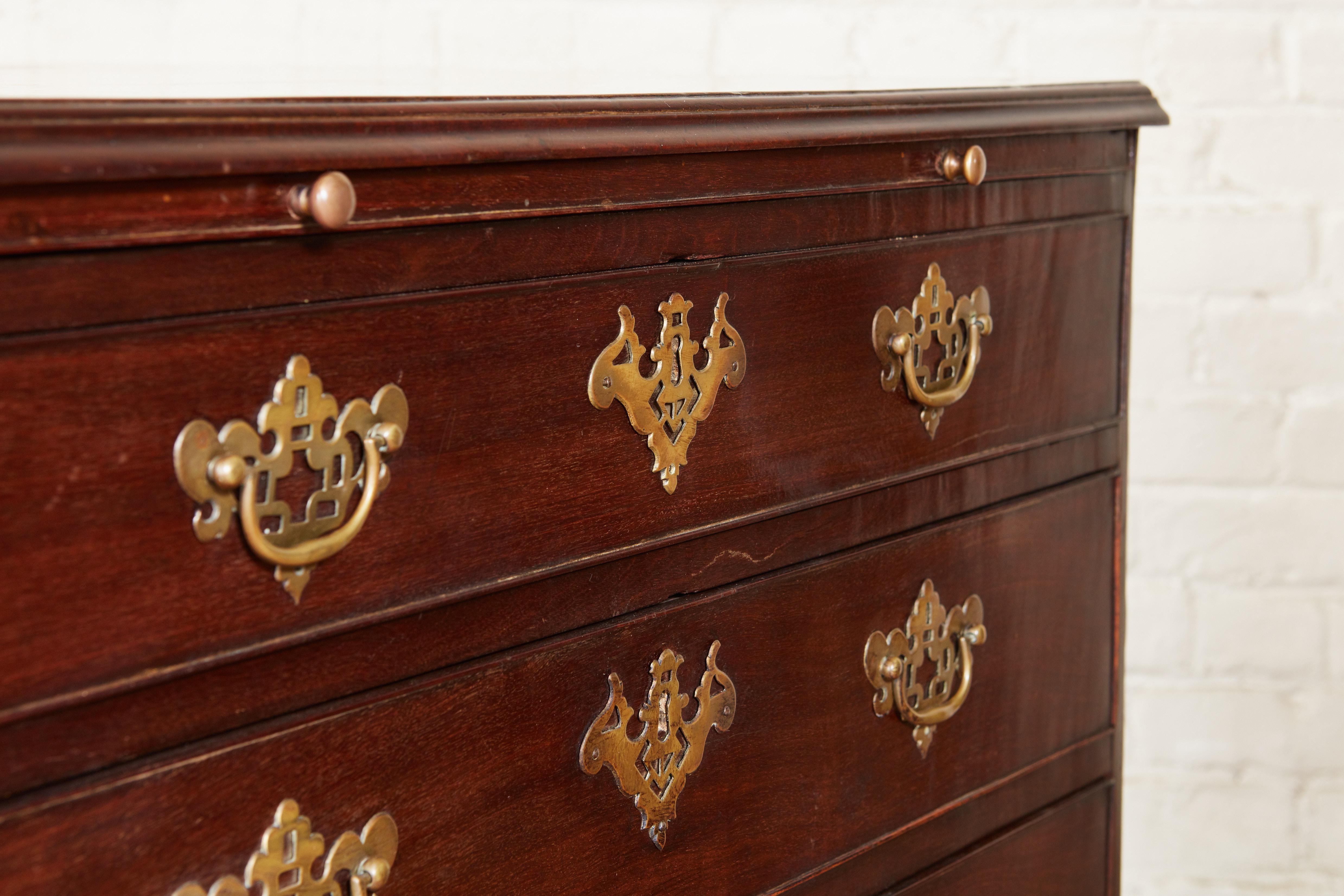 Mahogany Bachelor's Chest In Good Condition For Sale In Greenwich, CT