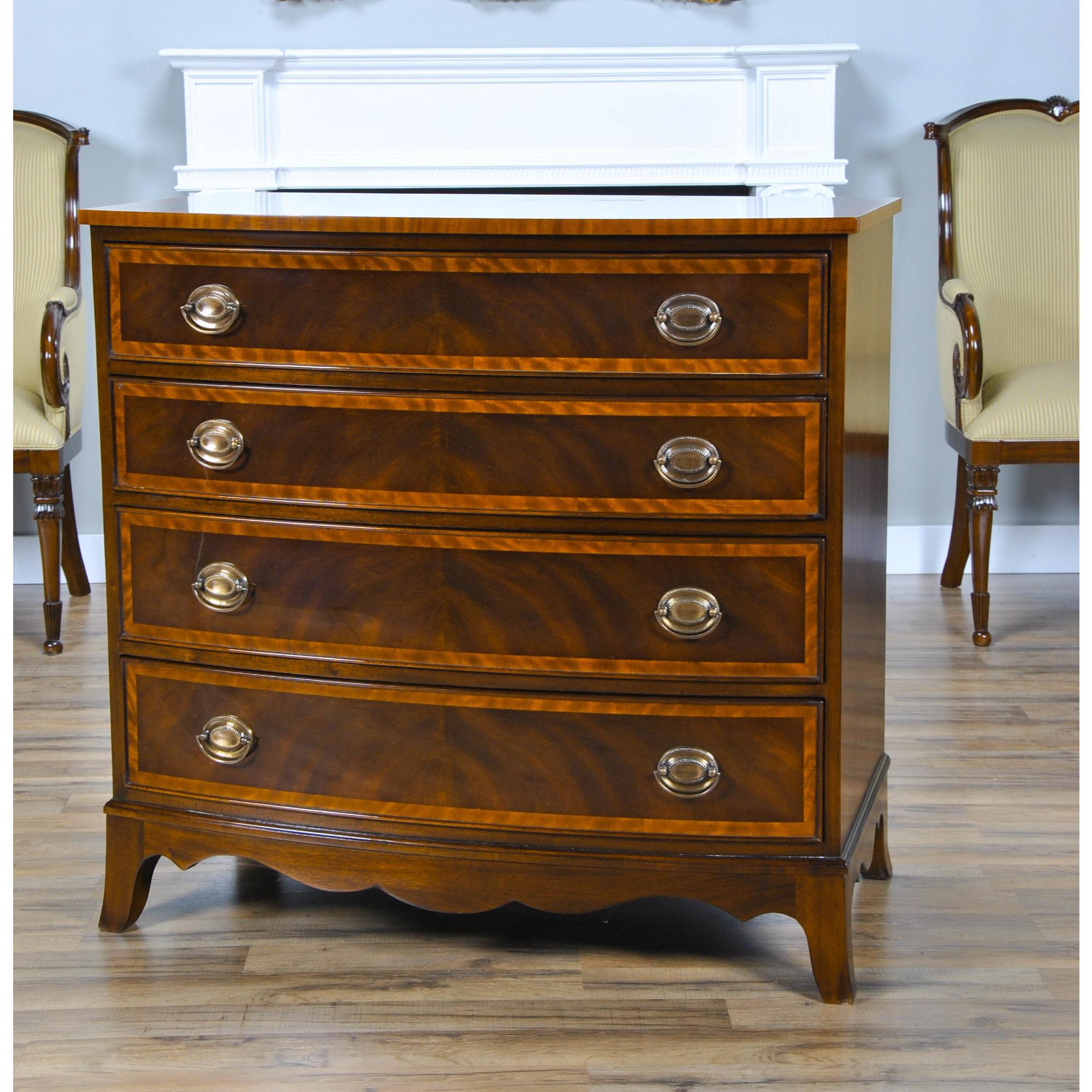 A gorgeous bow fronted Mahogany Banded Hepplewhite Chest of graduated drawers that features great quality mahogany and satinwood banding throughout. Elegant design and great materials combine with dovetailed drawers to create an ideal piece that is