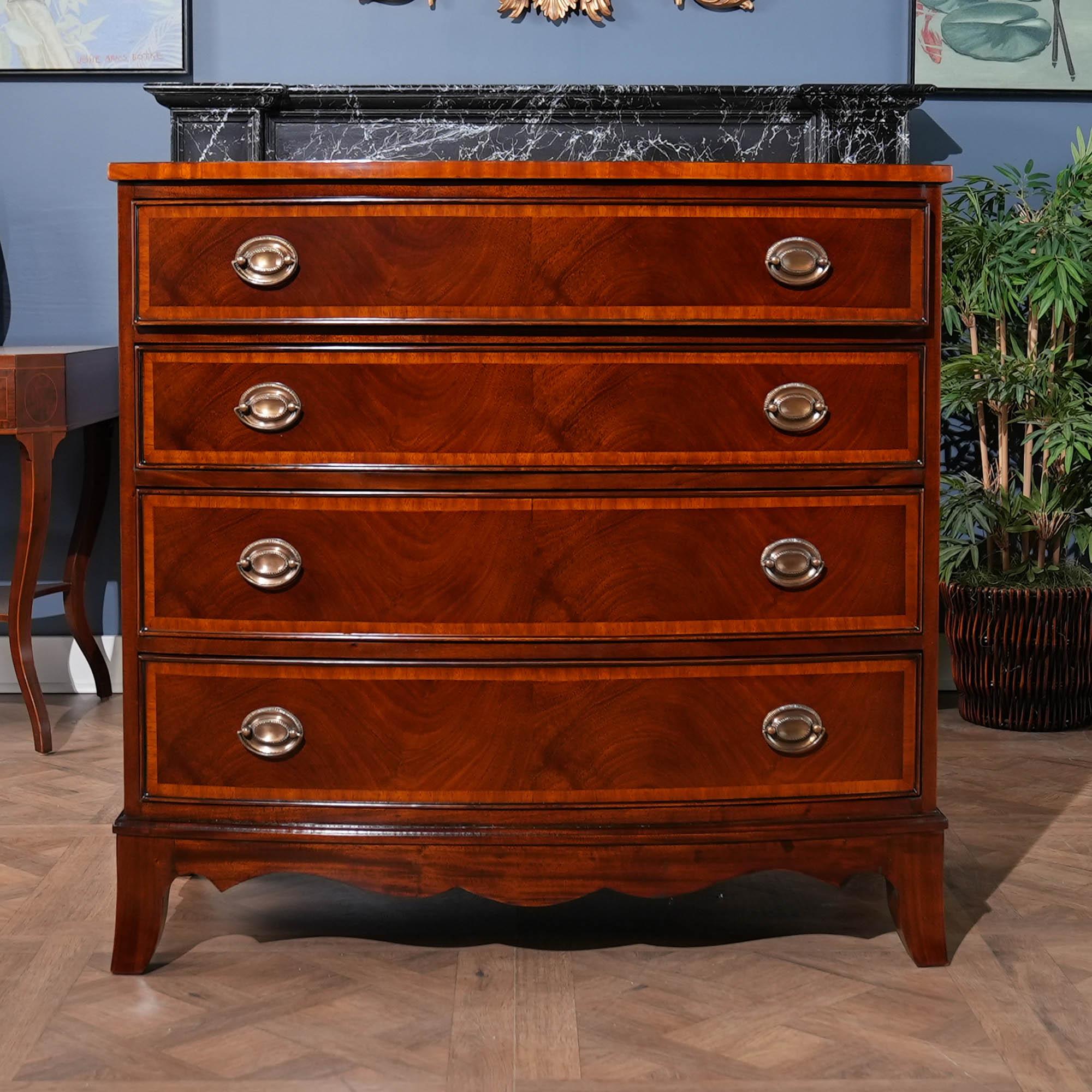 Una splendida cassettiera graduata in mogano con fascia Hepplewhite, caratterizzata da una grande qualità di mogano e da una fascia in legno satinato. Il design elegante e gli ottimi materiali si combinano con i cassetti a coda di rondine per creare
