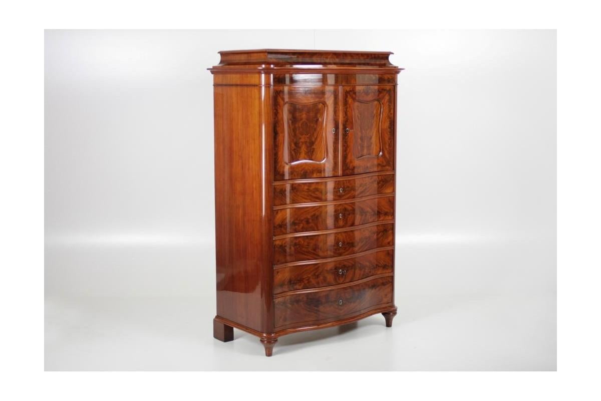 Mahogany bar, Northern Europe, circa 1890.

Very good condition, furniture after professional renovation, finished in polish.

dimensions: height: 156cm, width: 101cm, depth: 55cm.