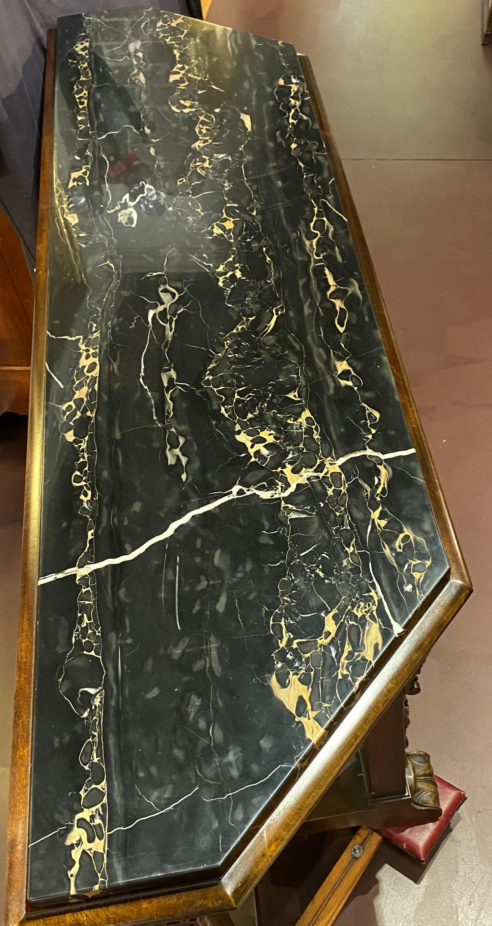 Ein massiver Mahagoni-Barock-Revival-Konsolentisch mit angepasster schwarzer Marmorplatte, mit einem stark geschnitzten Fries mit einem Cherubkopf in der Mitte und Löwenkopfkapitellen auf den Beinen, akzentuiert mit Muschel- und