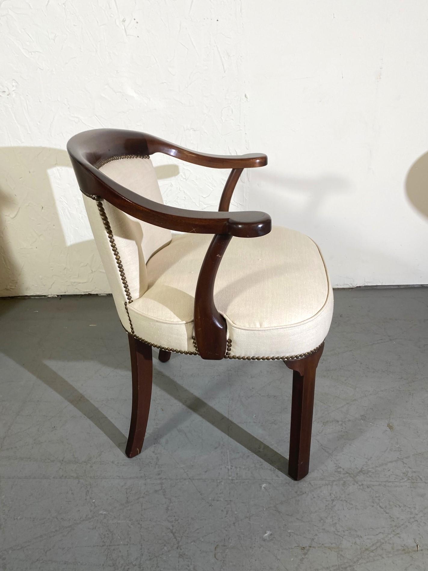 Américain Chaises à dossier en tonneau en acajou Ensemble de 2 en vente