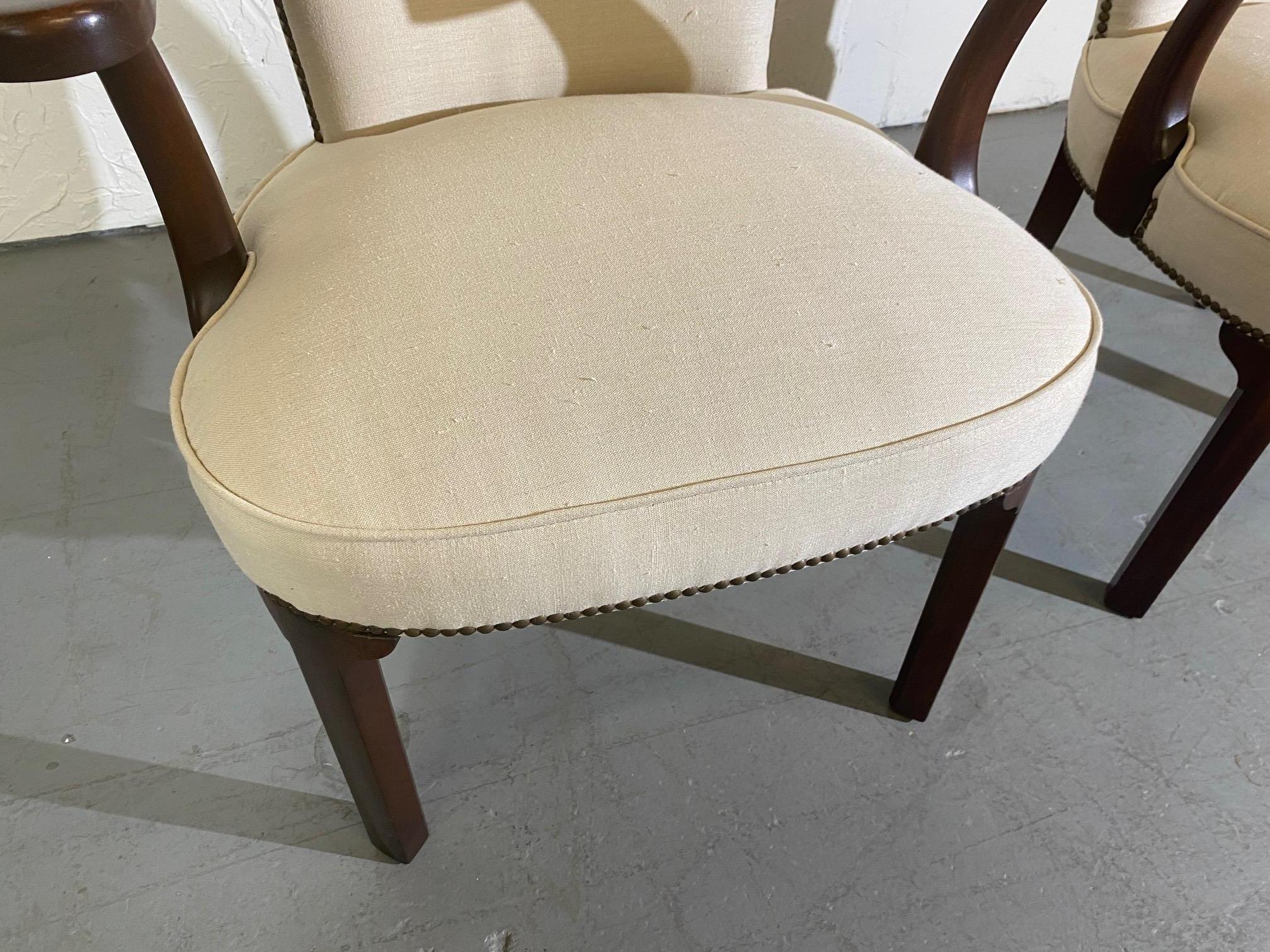 Chaises à dossier en tonneau en acajou Ensemble de 2 Bon état - En vente à Pomona, CA