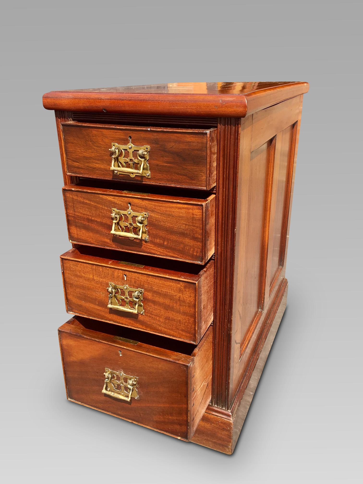 Good pair of mahogany bedside cabinets with brass handles. English, circa 1900.
Both cabinets have 4 smoothly running drawers with attractive original brass handles.
The sides are panelled and the backs are solid with a polished finish.
Shown here