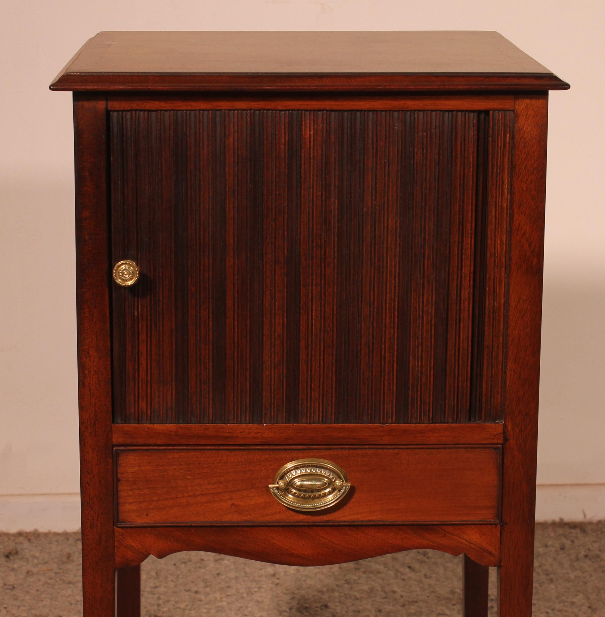 lovely mahogany bedside table from the Georgian period (Louis XVI) in mahogany

Very pure model with straight legs, a drawer and a small shutter door
It is unusual to find them with a shutter door
Beautiful mahogany top with a frame

Very beautiful