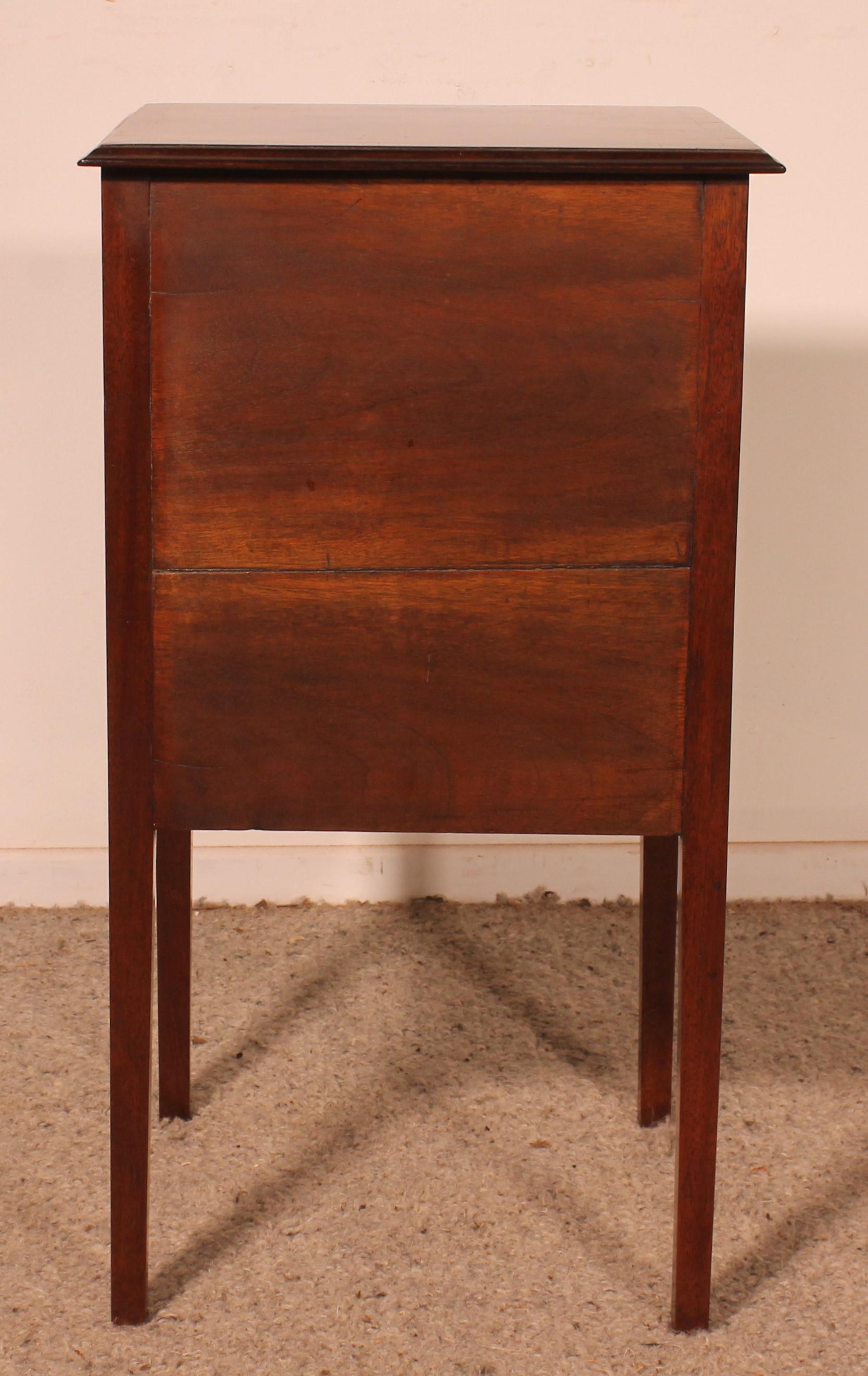 18th Century and Earlier Mahogany Bedside Table - 18th Century For Sale