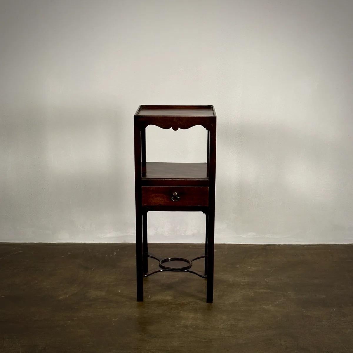 Table de chevet en acajou du milieu du 19e siècle en Angleterre, comportant un seul tiroir et une étagère inférieure. Cette pièce est élégamment conçue avec un dessus de galerie festonné et des pieds élancés, offrant à la fois un charme esthétique