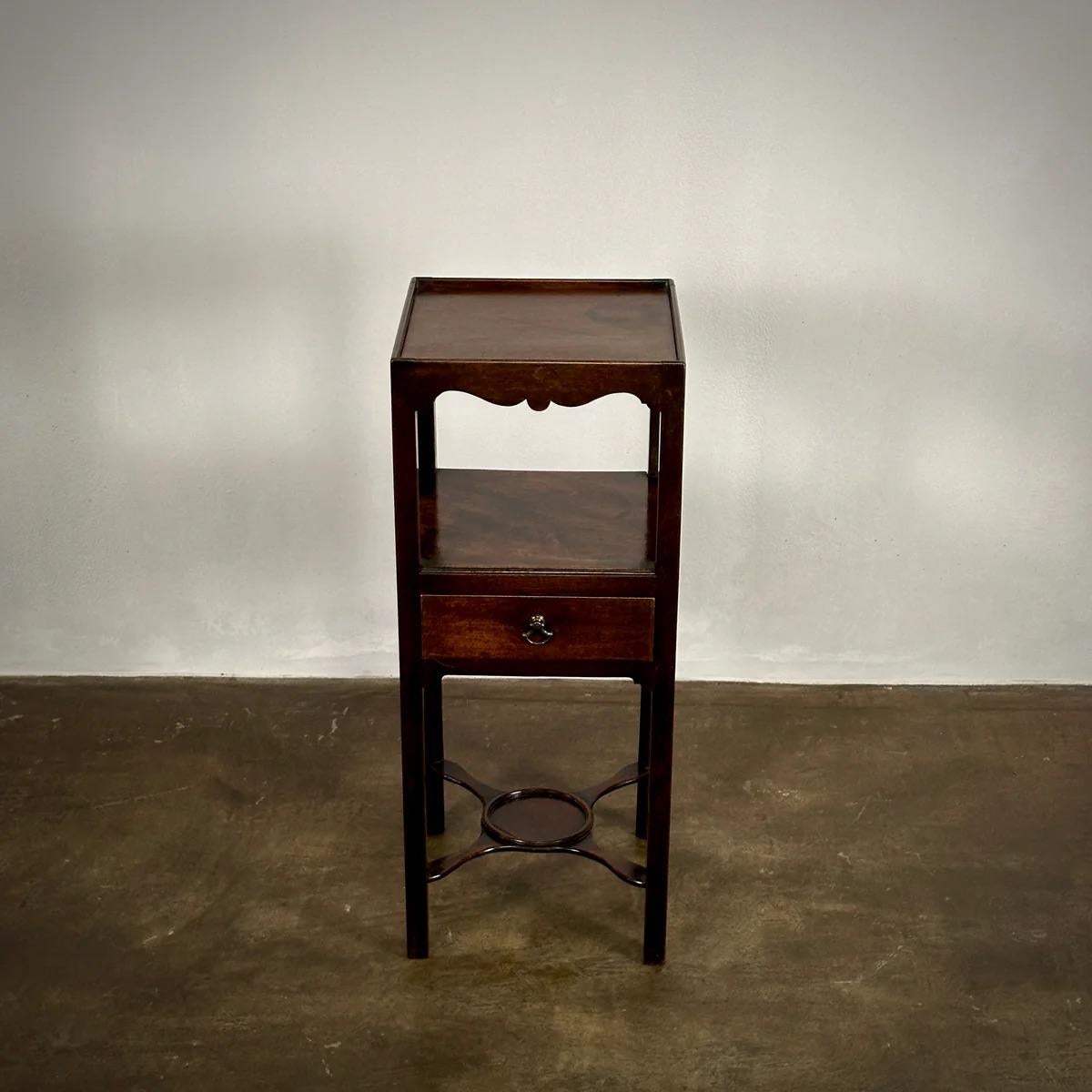 Anglais Table de chevet en acajou en vente