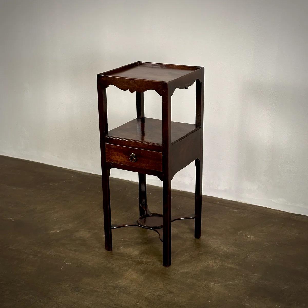 Milieu du XIXe siècle Table de chevet en acajou en vente