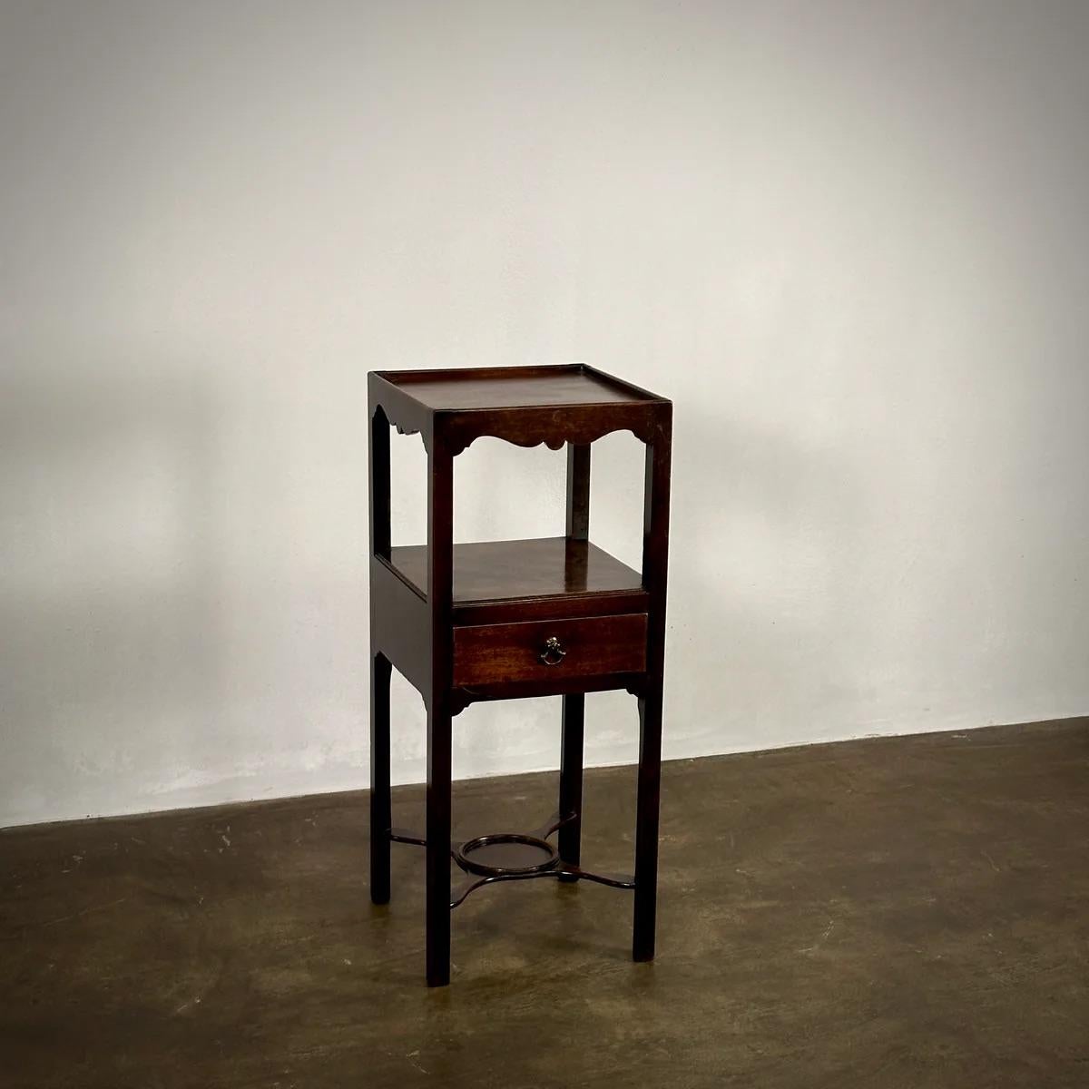 Acajou Table de chevet en acajou en vente