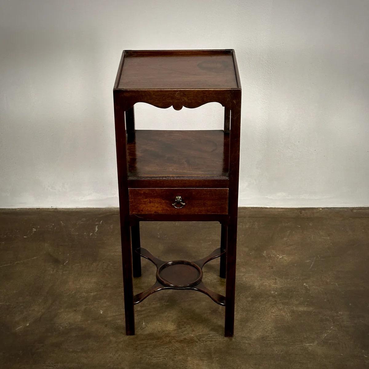 Table de chevet en acajou en vente 1