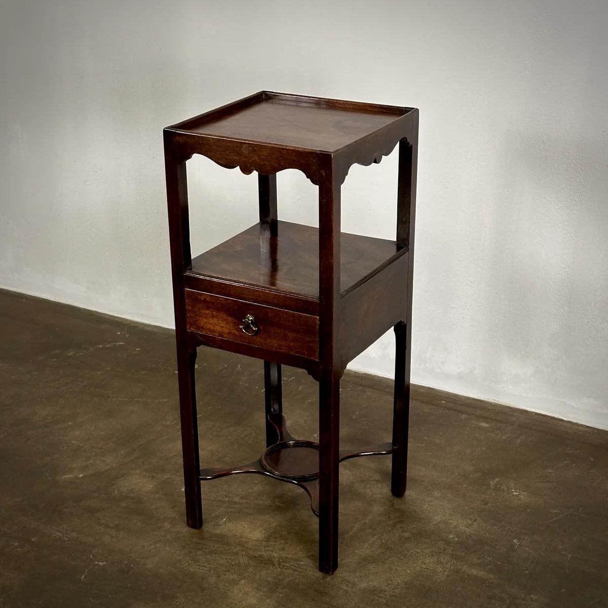 Table de chevet en acajou en vente 2