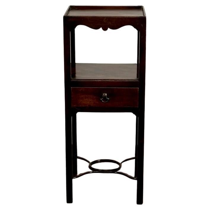 Table de chevet en acajou en vente