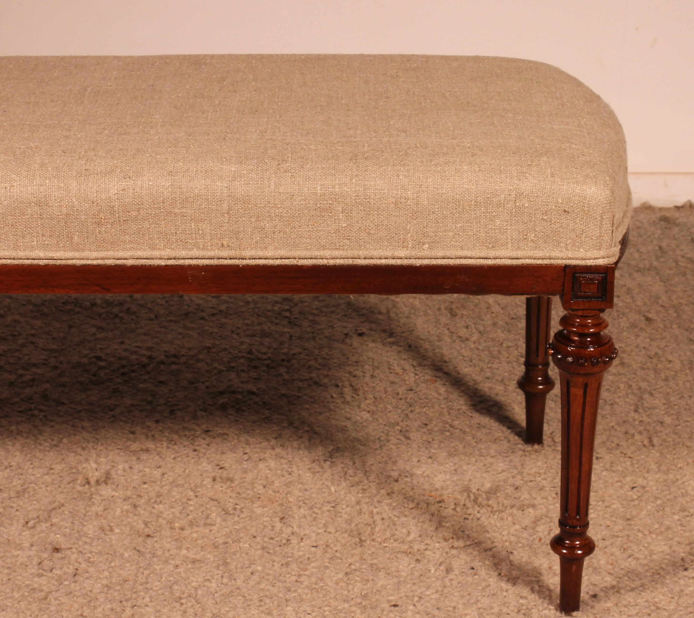 lovely mahogany bench from the 19th century from England

Very beautiful mahogany base with a small medallions and round corners

The bench has been covered with a beige line fabric

beautiful patina and in perfect condition