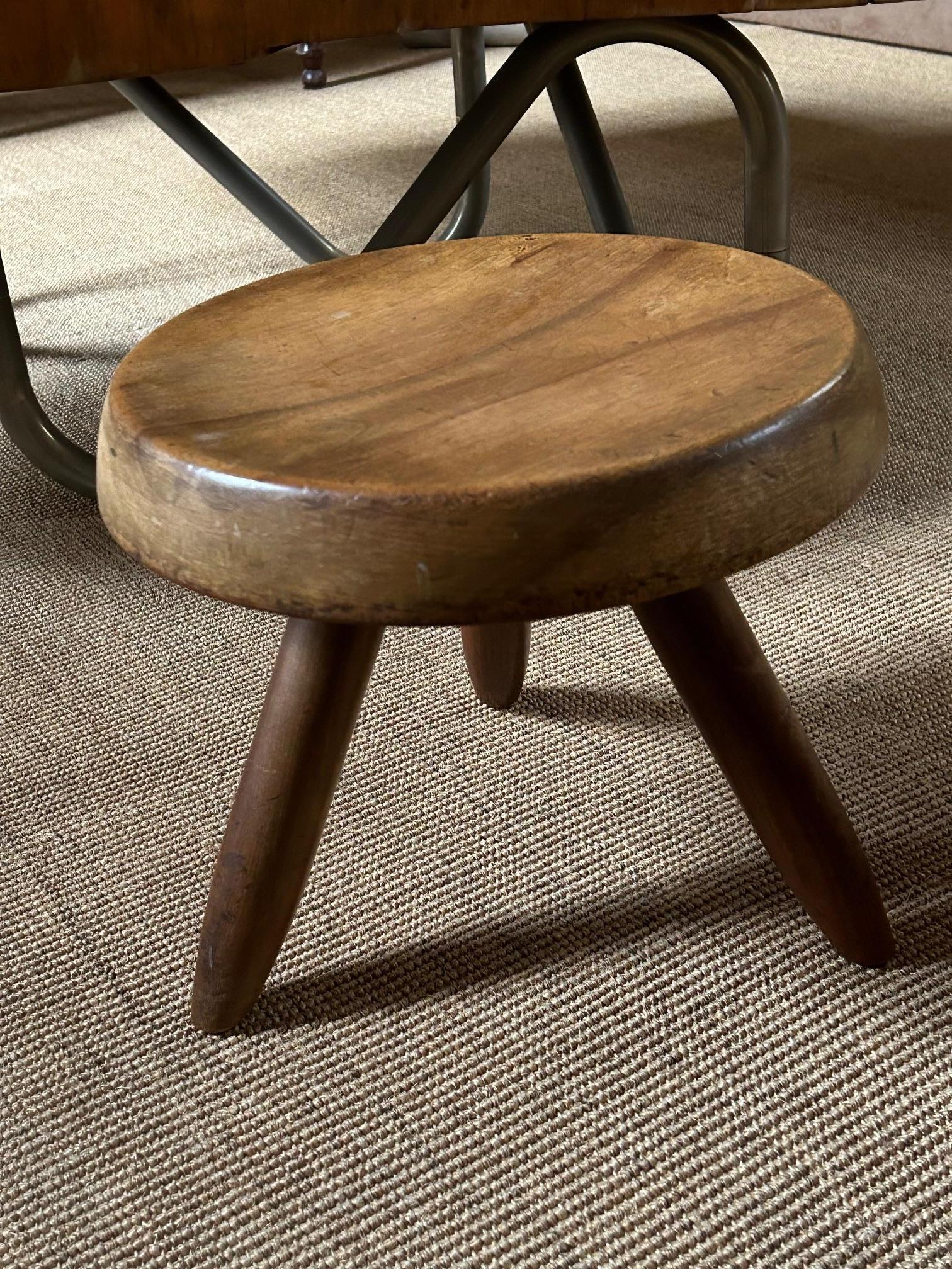 Mahogany Berger stool by Charlotte Perriand In Good Condition For Sale In Paris, FR