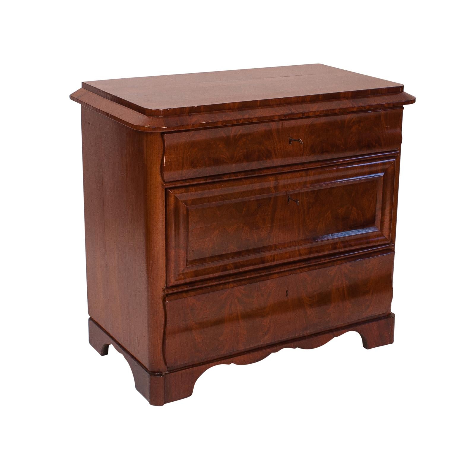 An early 19th century Danish mahogany 3-drawer chest of drawers, circa 1830 with well matched flame mahogany veneers.