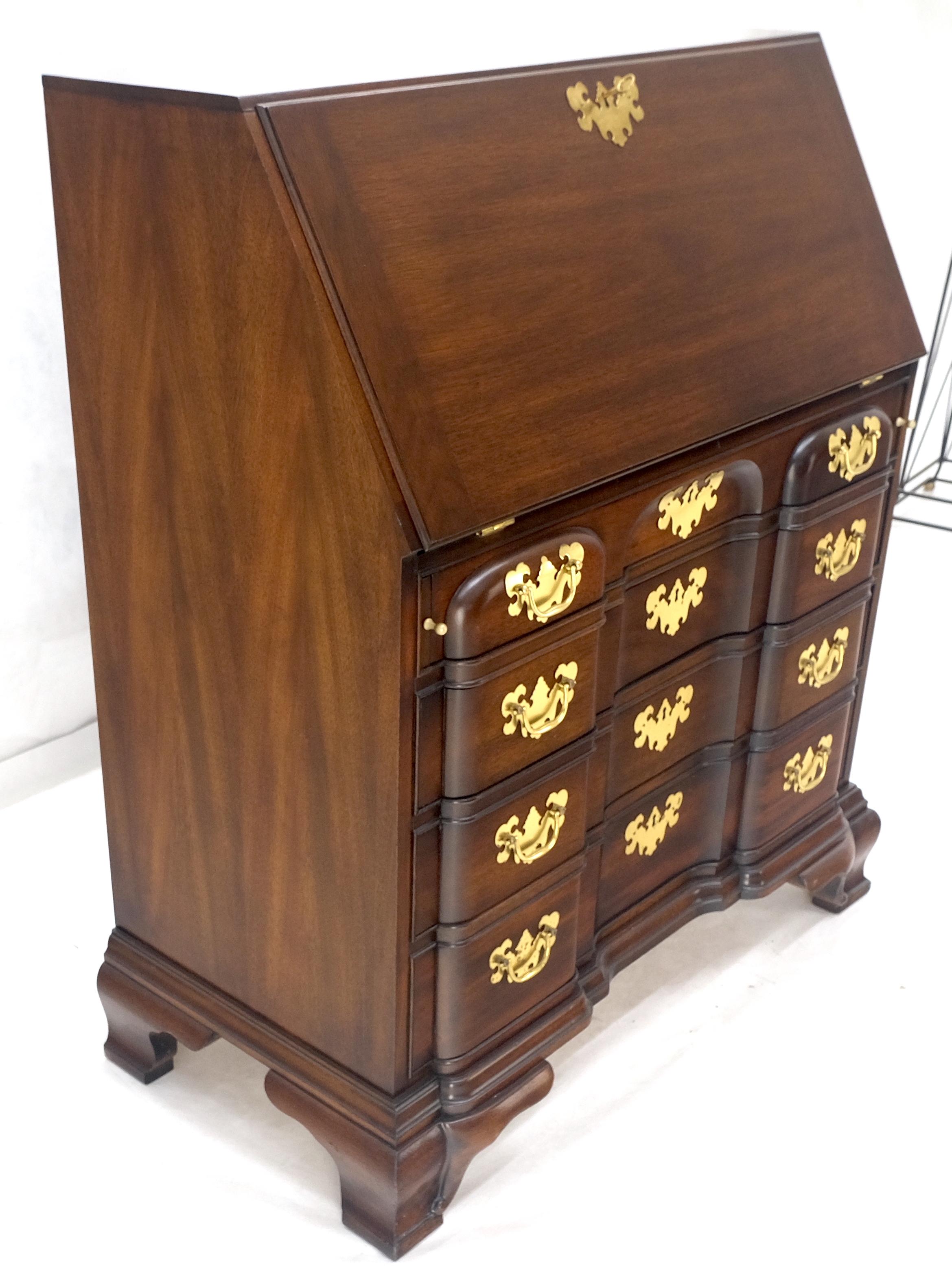 Mahagoni Block Front Drop Desk Sekretär Bracket Foot 4 Schubladen Kommode MINT! im Zustand „Gut“ im Angebot in Rockaway, NJ