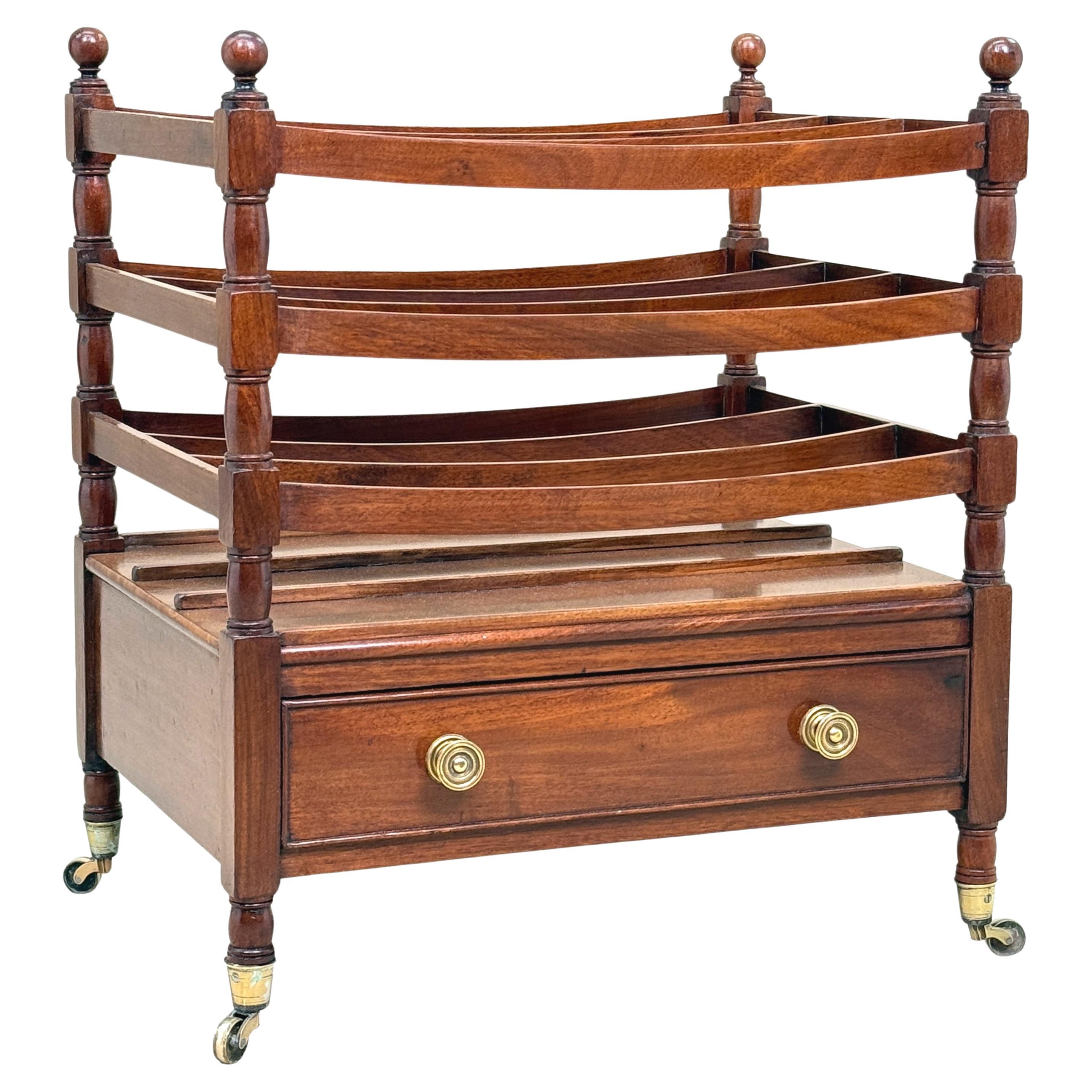 Canterbury en acajou de style Régence en forme de bateau